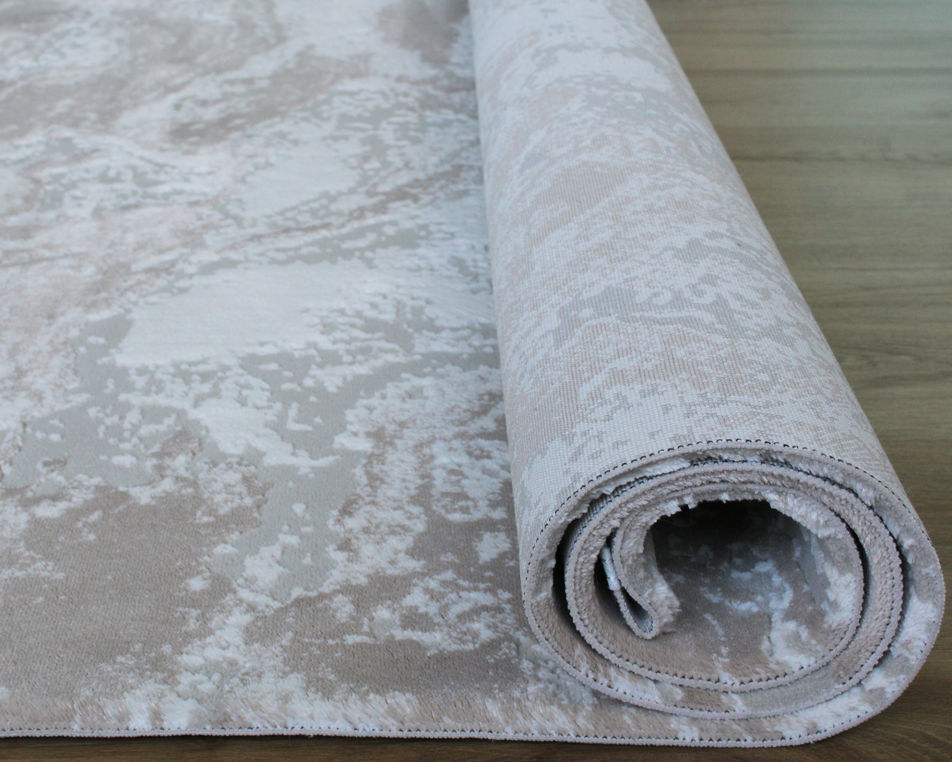 Tapete enrolado com padrão abstrato em tons bege claro e cinza