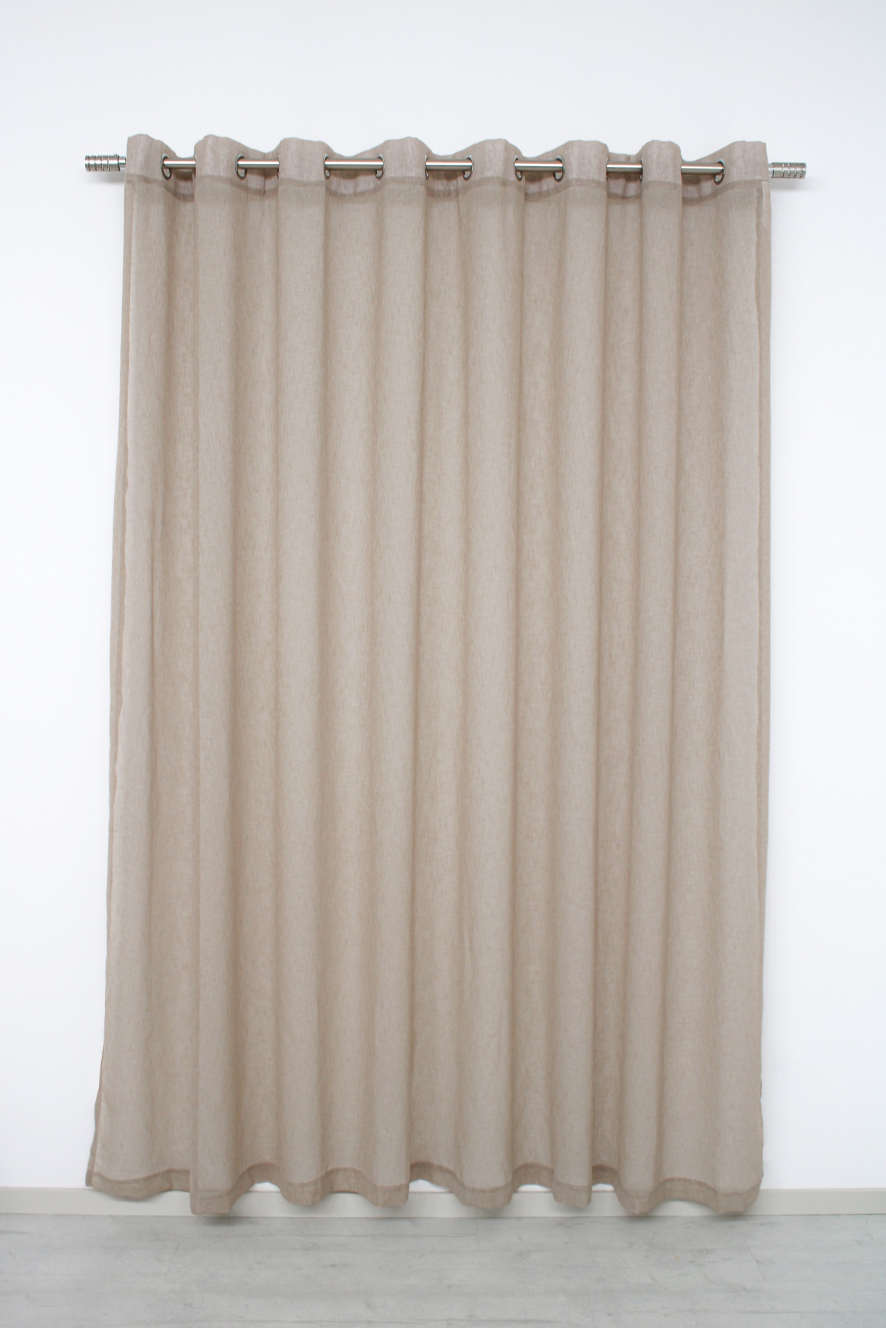 Cortina bege leve com ilhós metálicos em varão prateado