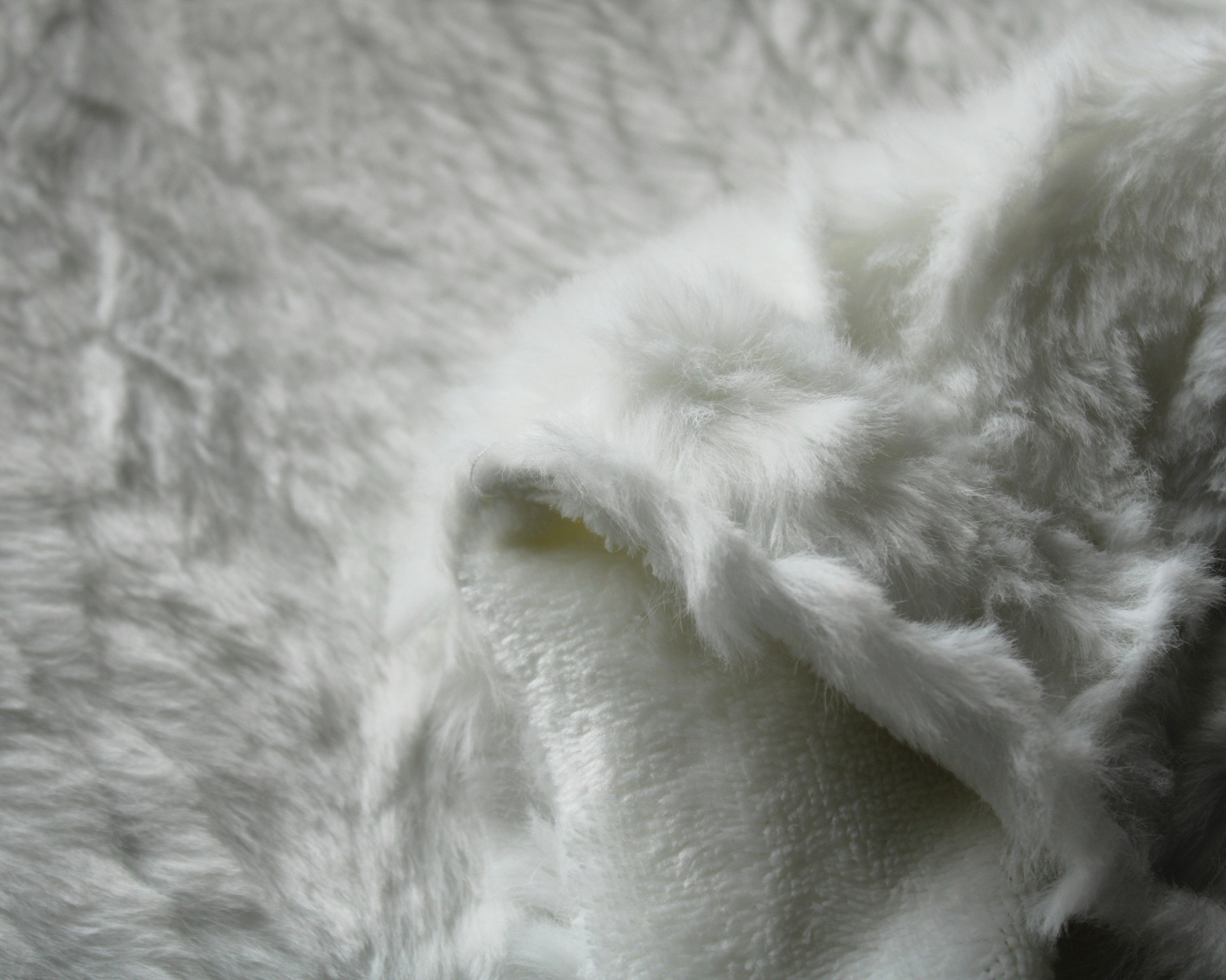 Tecido branco felpudo e macio em detalhe próximo