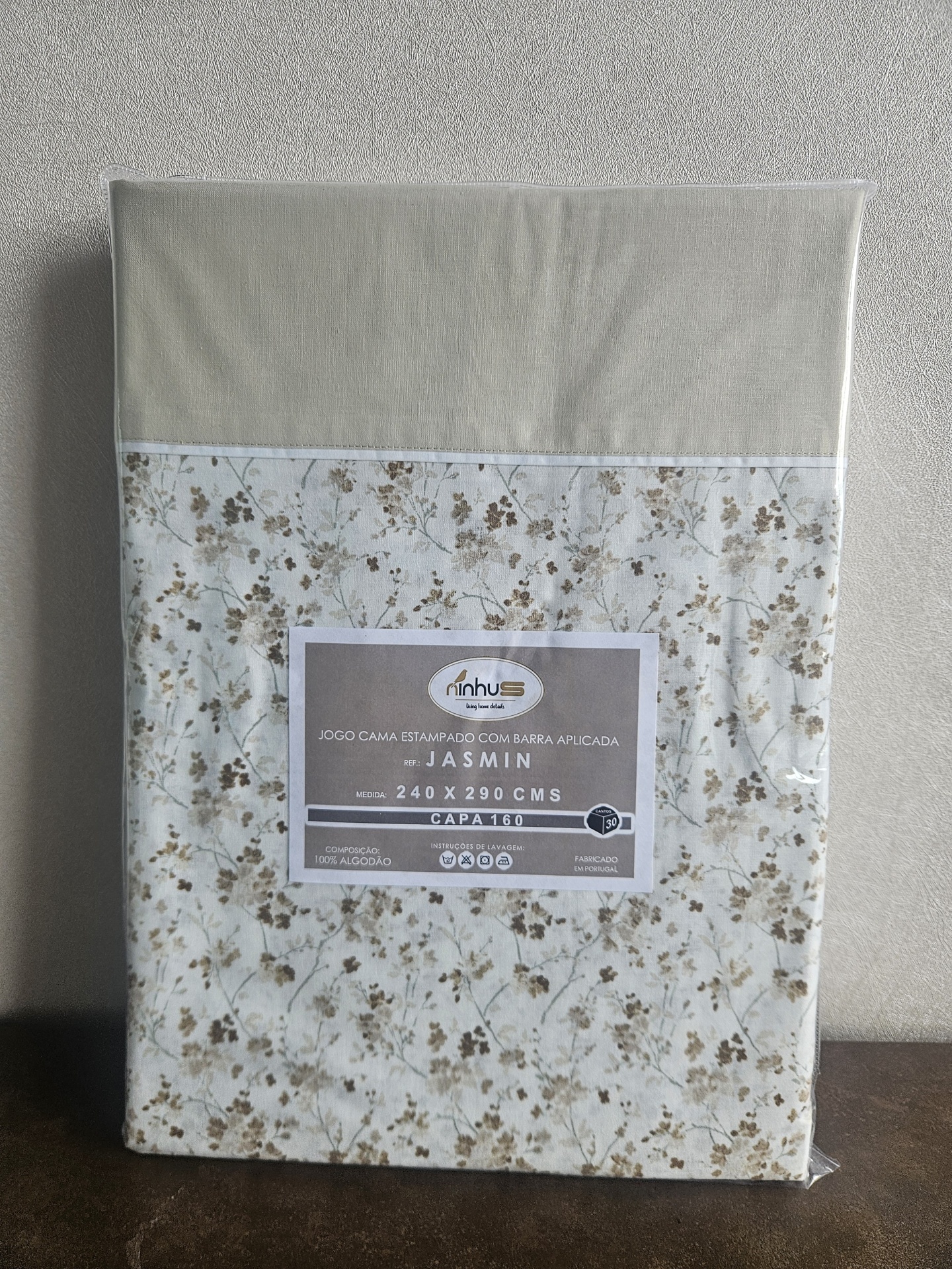 Jogo de cama estampado com barra aplicada Jasmin em embalagem plástica.