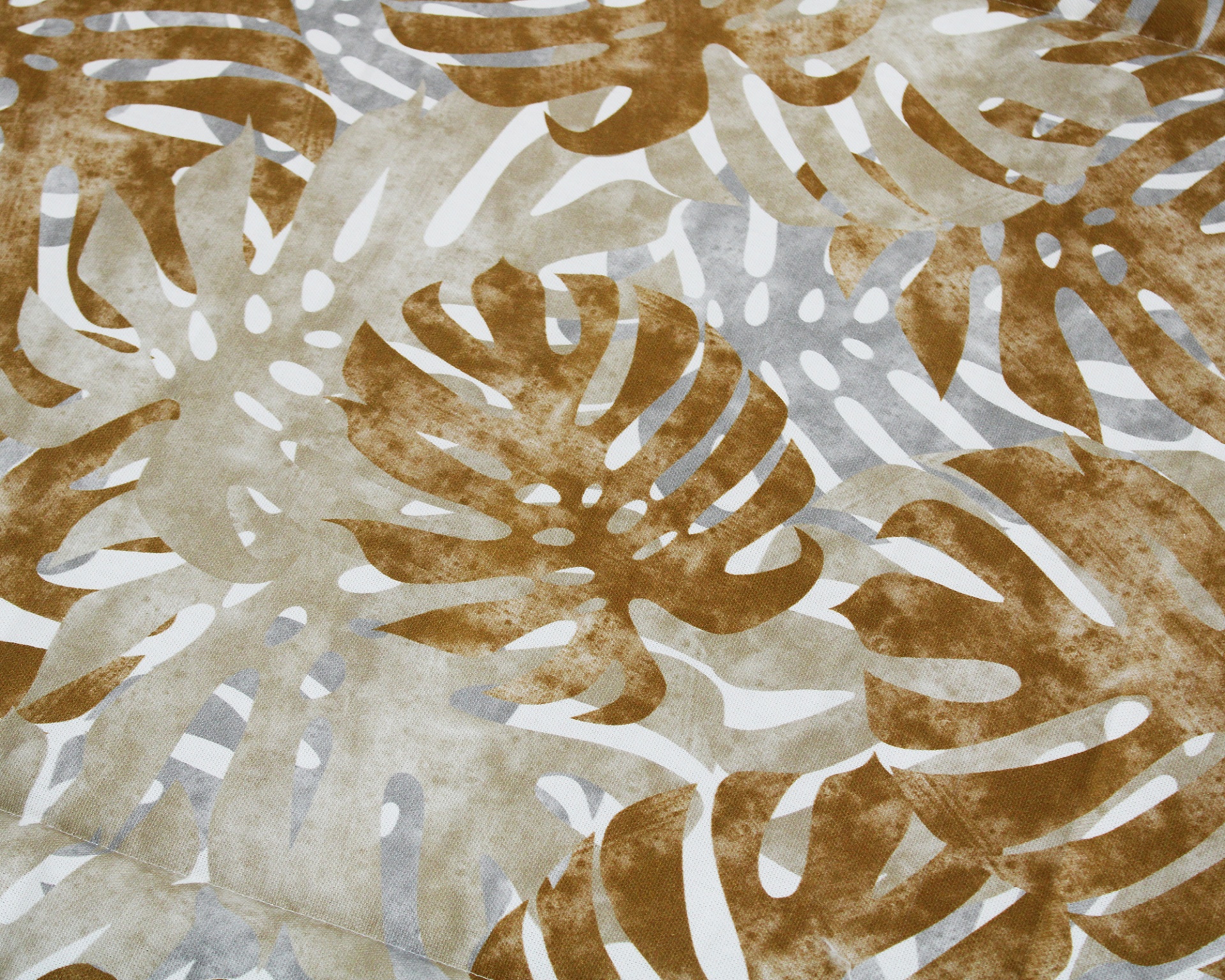 Tecido com padrão de folhas castanhas, bege e cinza