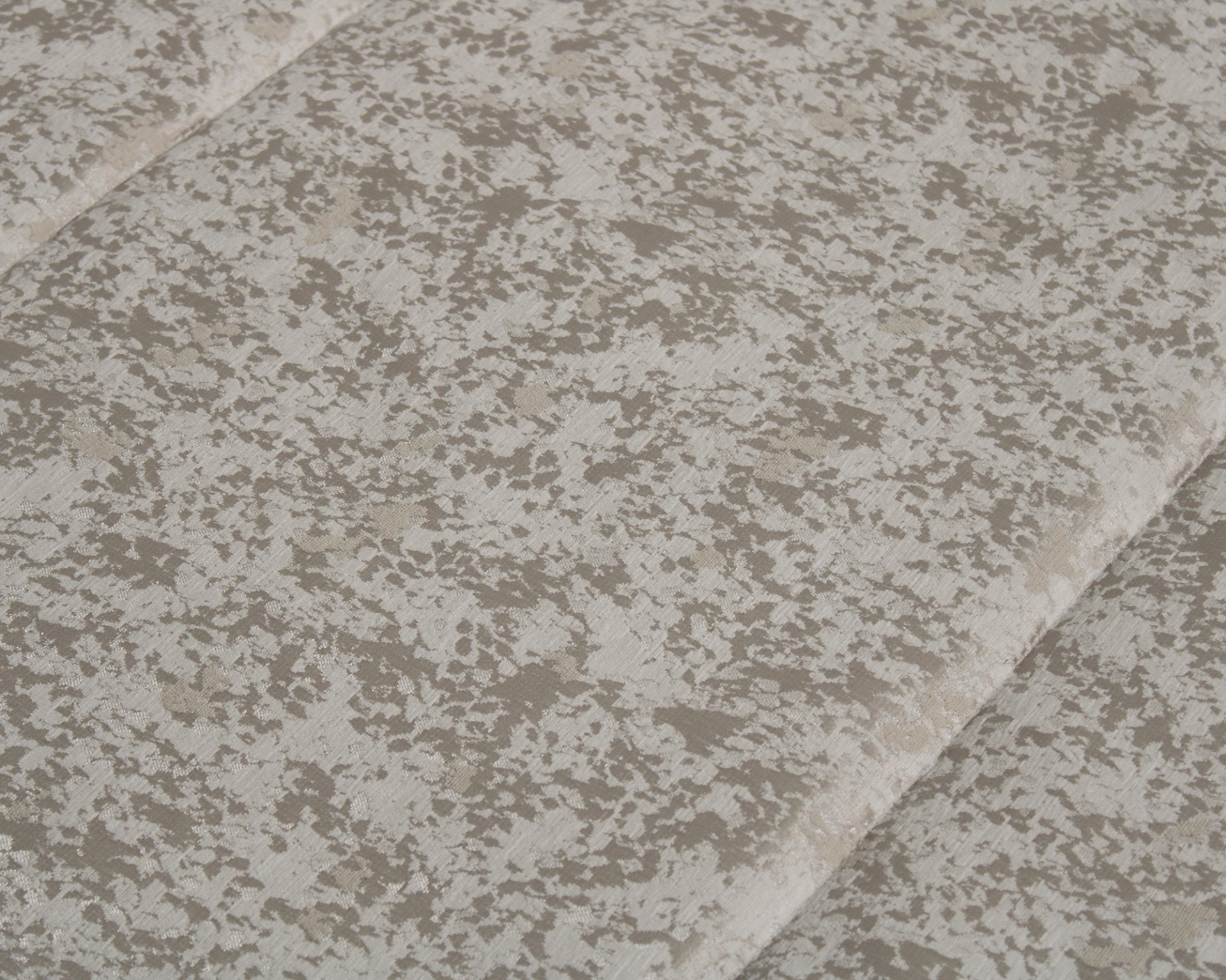 Tecido bege com padrão abstrato e textura brilhante