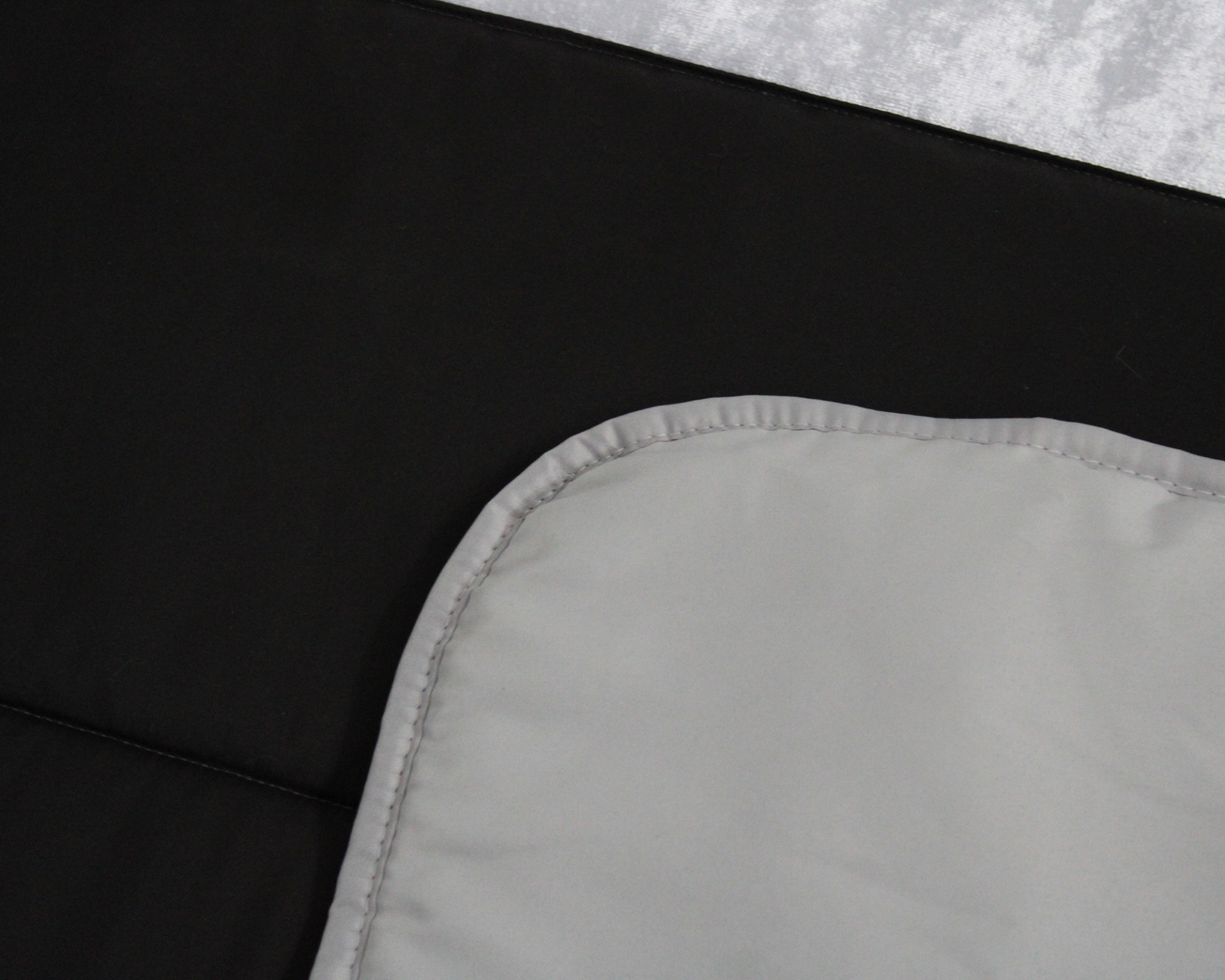 tecidos preto e cinza claro com costura na borda