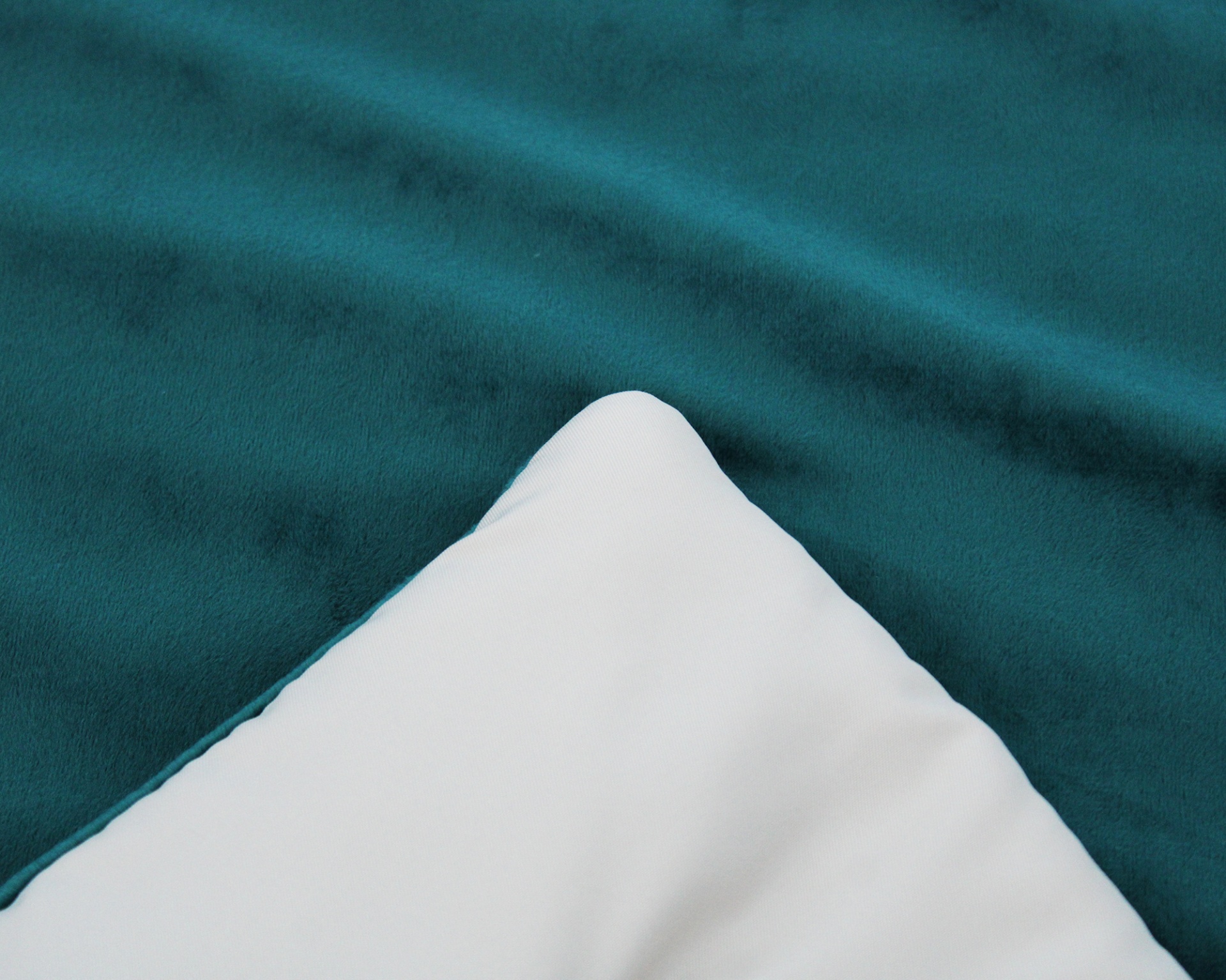 Manta azul turquesa com canto branco