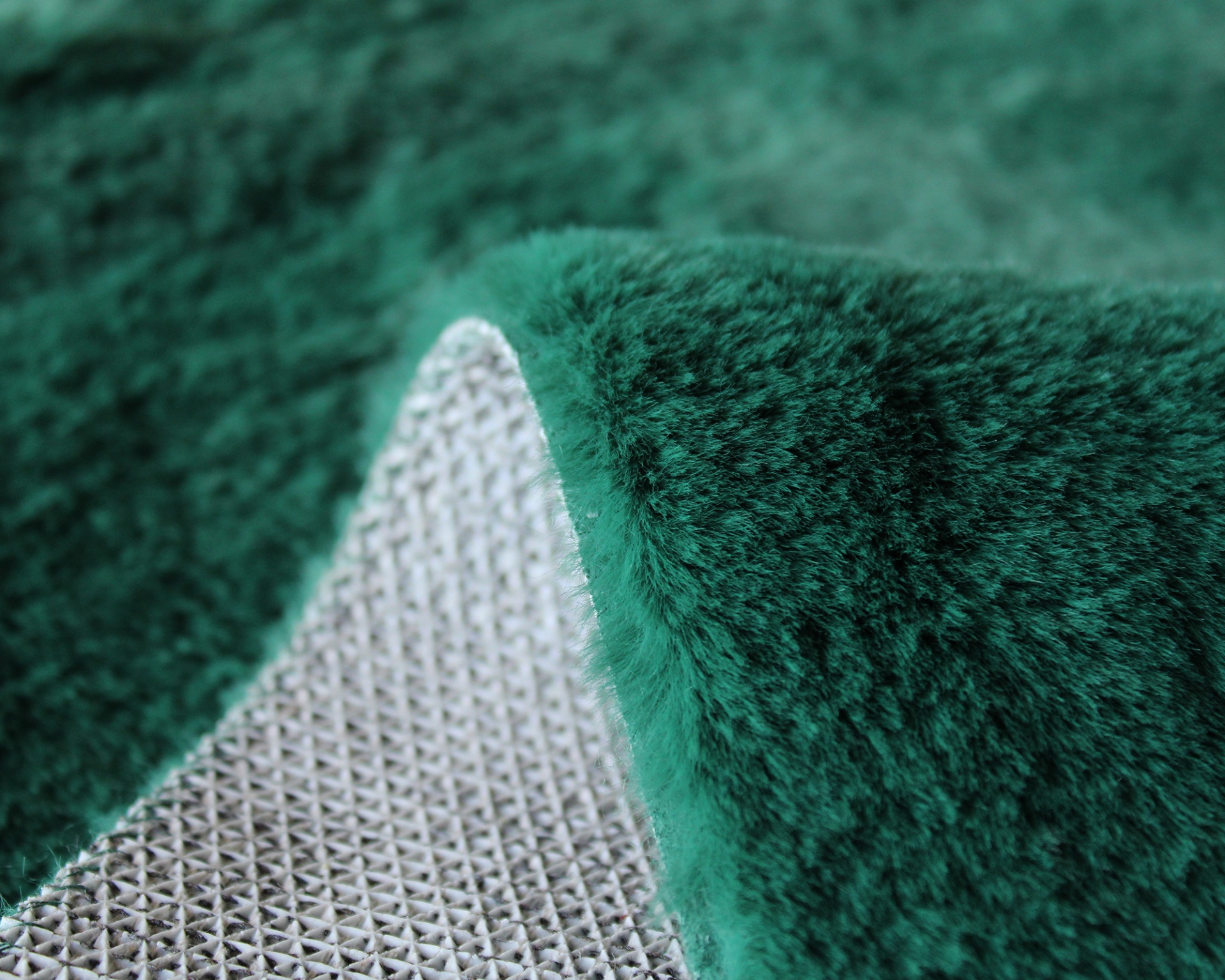 Tapete ou manta felpuda verde com verso em malha branca