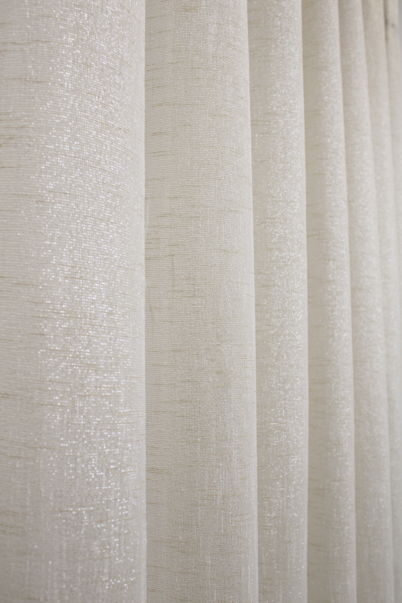 cortina creme com textura e brilho subtil em pregas