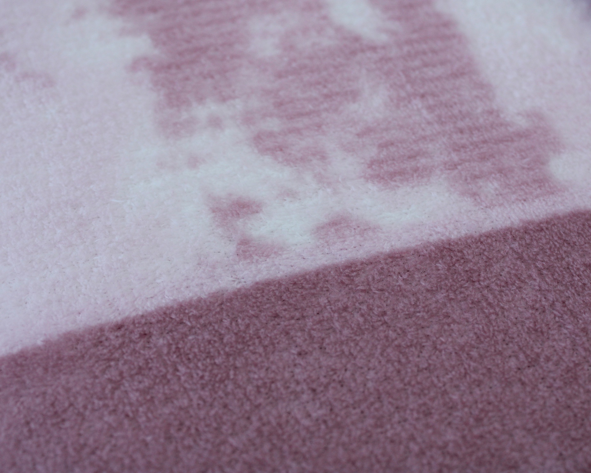 Tecido felpudo rosa com padrão em tons claros e escuros