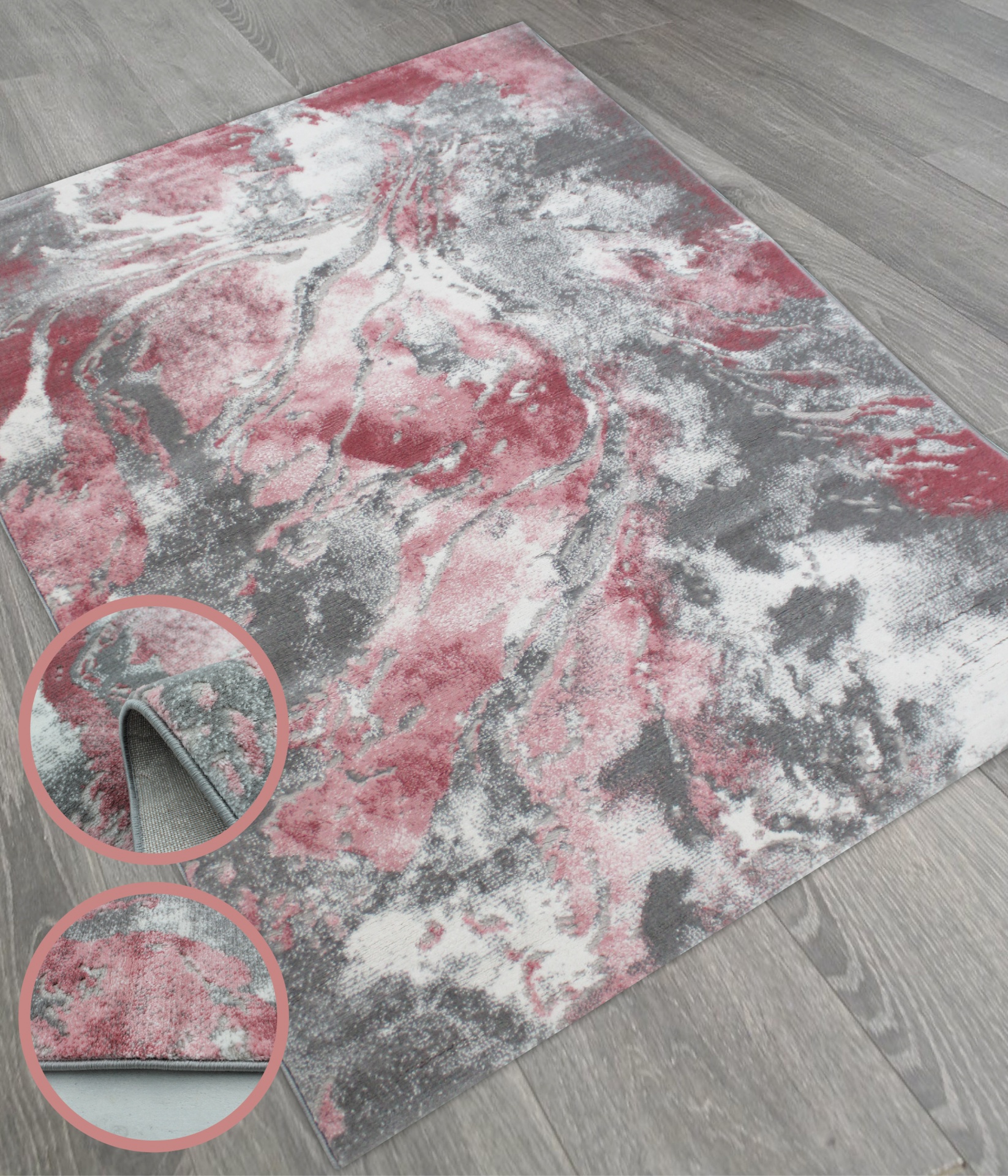 Tapete decorativo abstrato rosa e cinza sobre piso de madeira