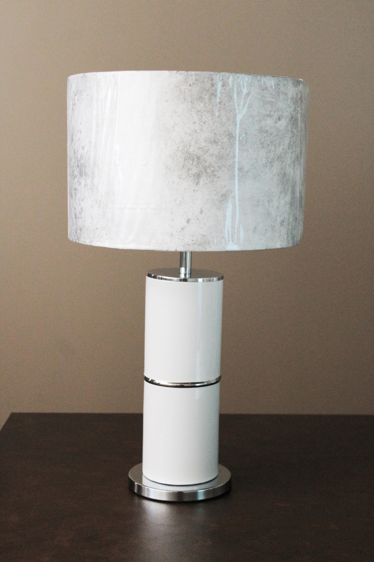 Candeeiro de mesa com base branca e abajur cinza claro marmoreado