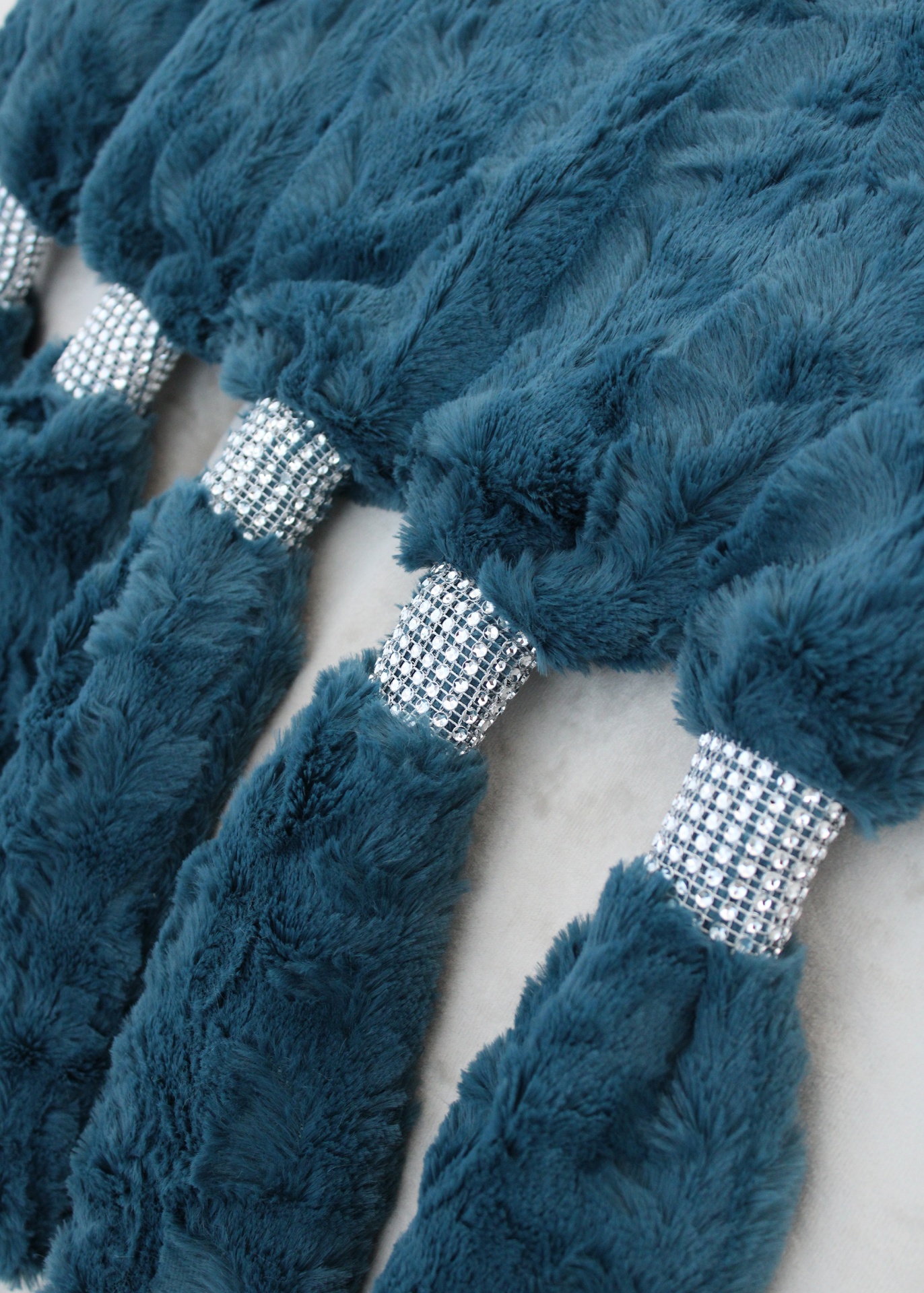 Franja azul turquesa felpuda com detalhes prateados brilhantes