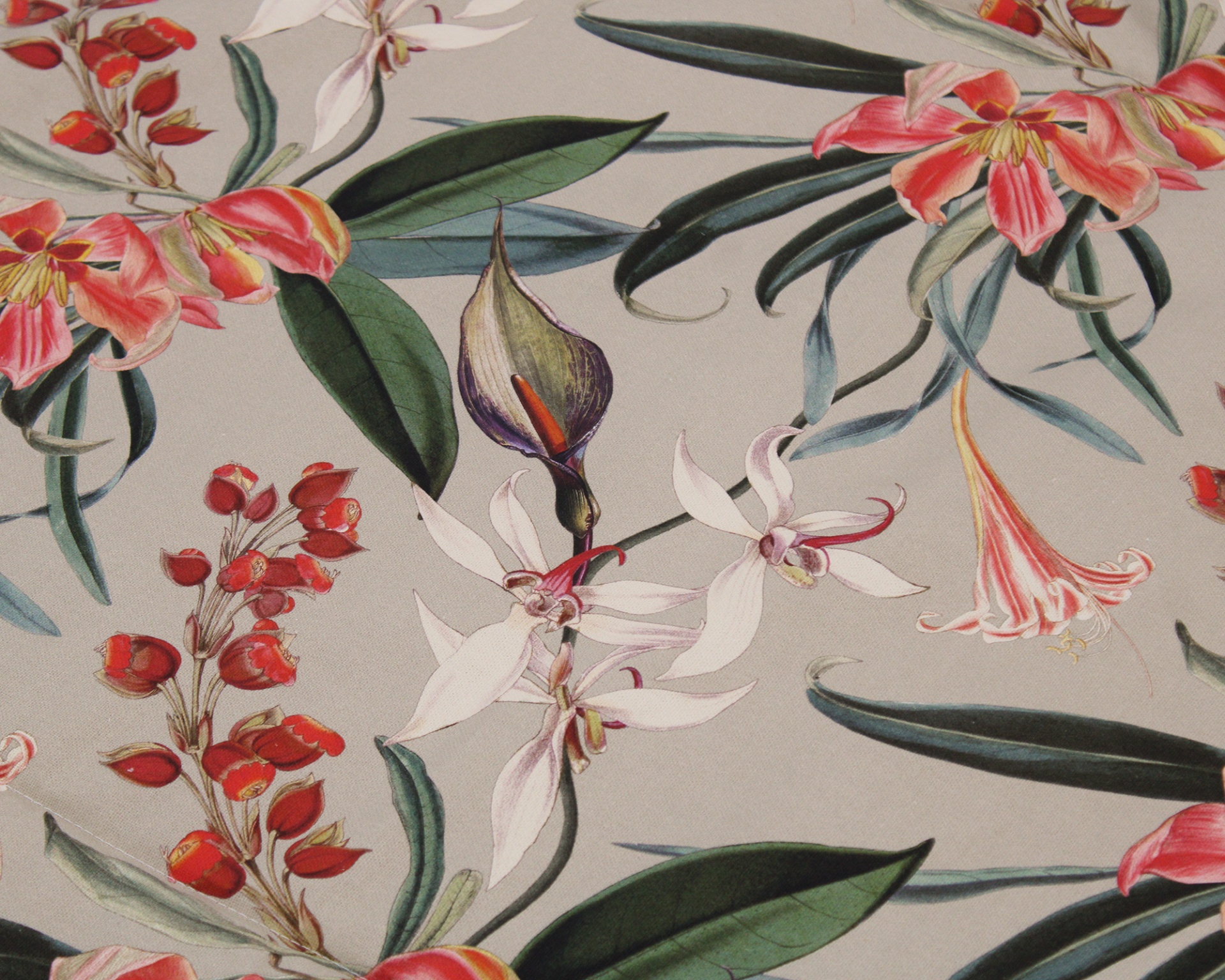 Tecido cinzento com padrão floral vermelho, branco e verde