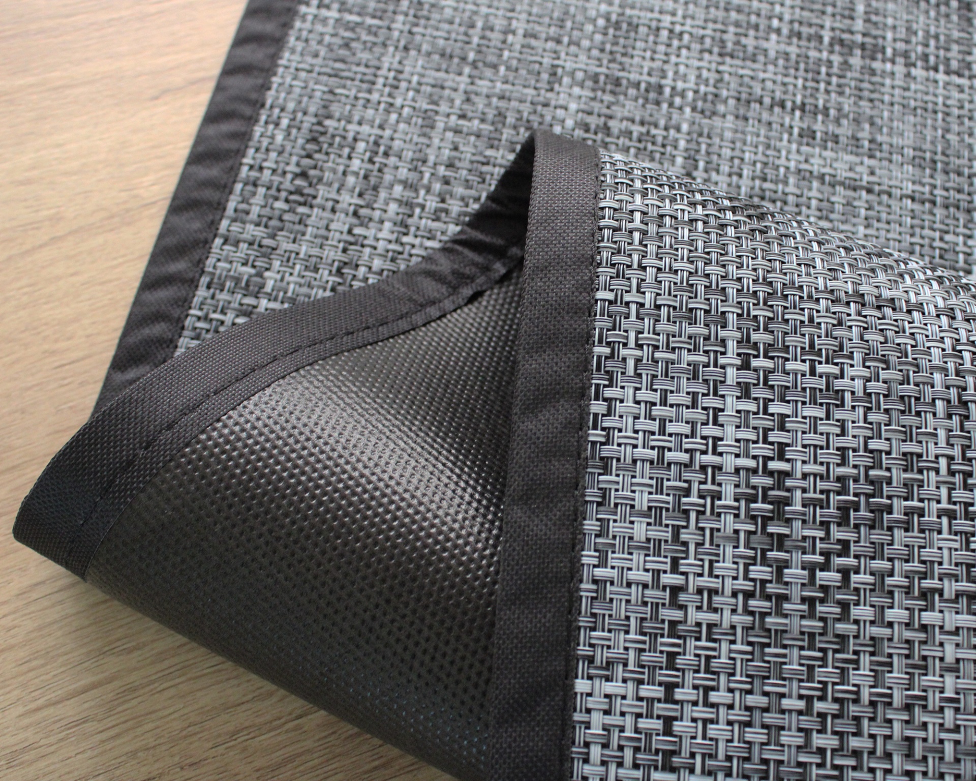 Tapete de entrada cinza e preto com textura antiderrapante