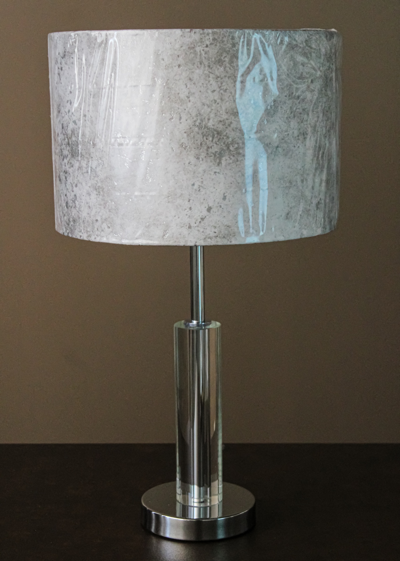 Candeeiro de mesa com base metálica e abat-jour cinzento