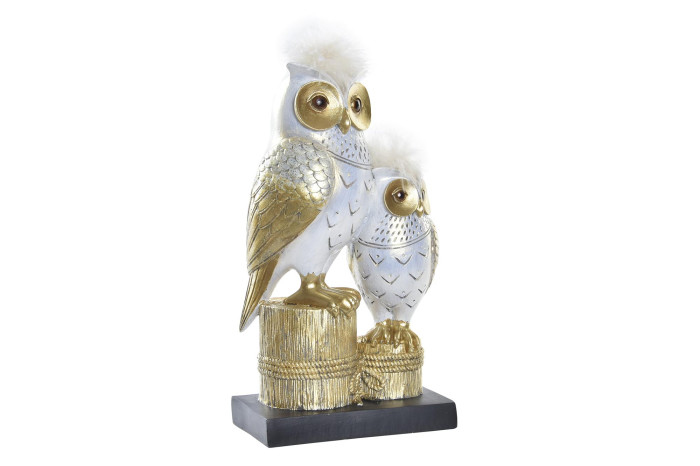 Figura decorativa de duas corujas douradas e brancas sobre suporte preto.
