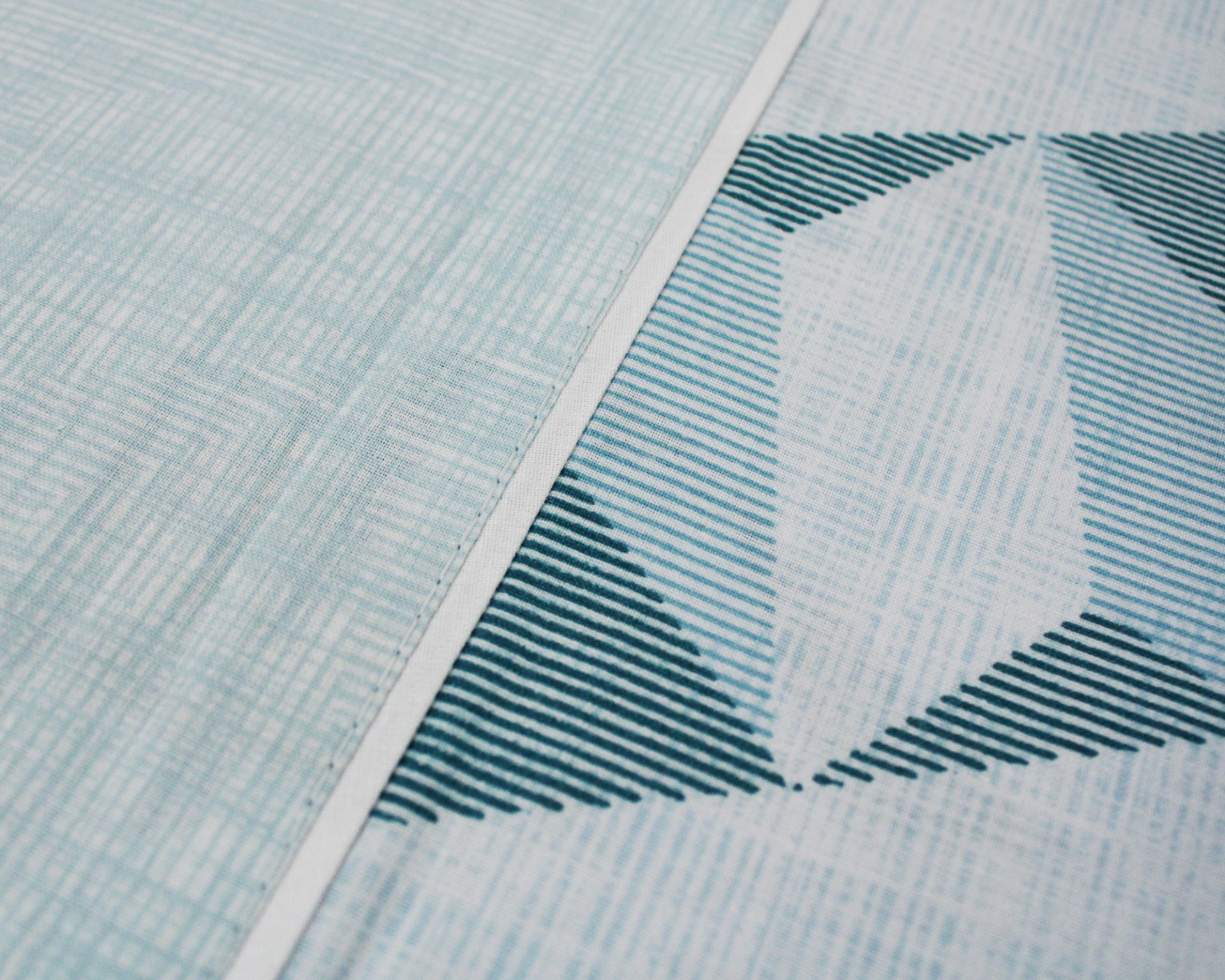 Tecido azul claro com padrão geométrico e textura de linho