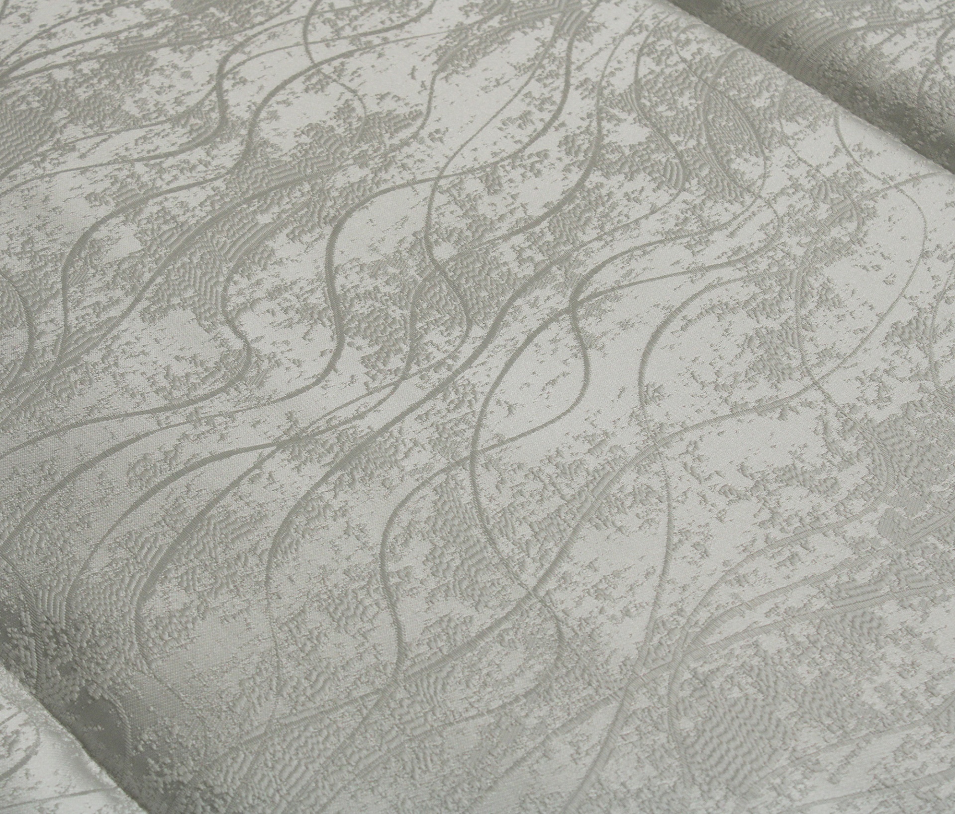 Rolo de tecido ou papel de parede cinza claro com padrão ondulado abstrato