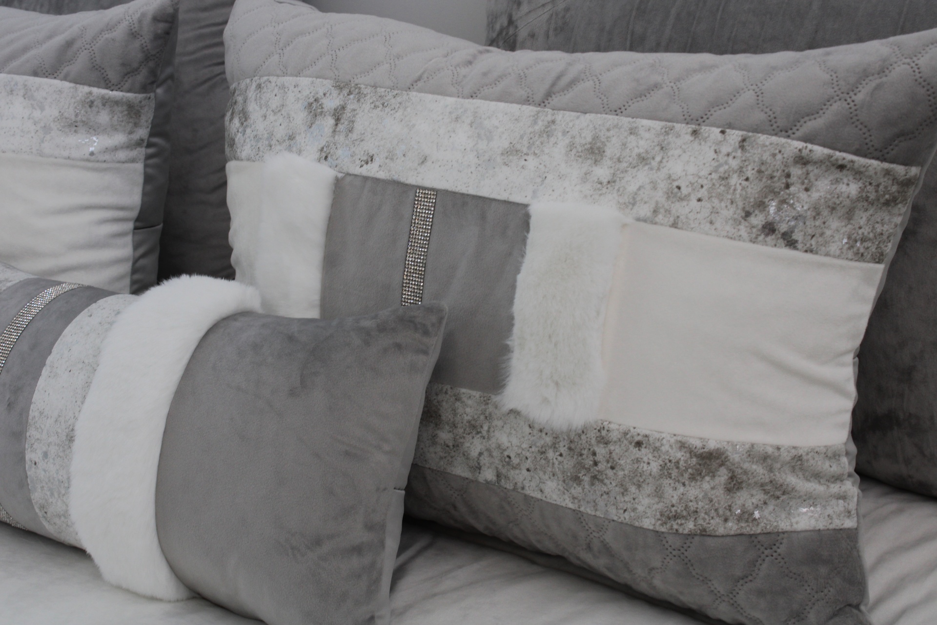 Almofadas decorativas em tons neutros com texturas variadas