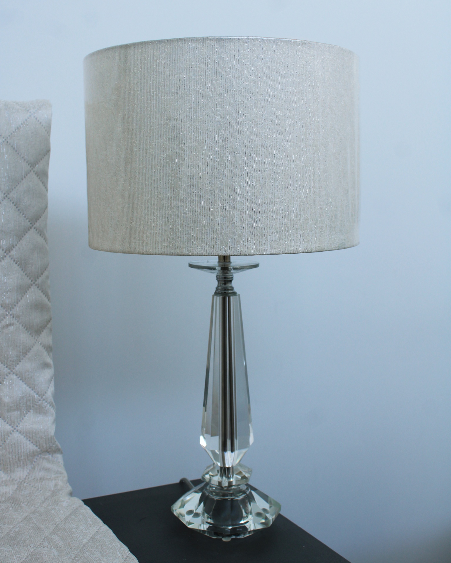 Candeeiro de mesa com base em vidro transparente e cúpula de tecido bege claro