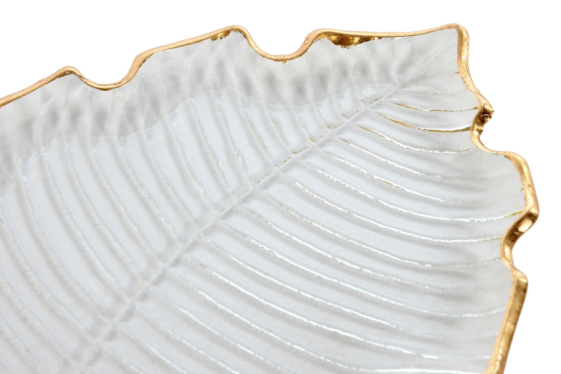 Prato decorativo em porcelana branca com textura de folha e borda dourada