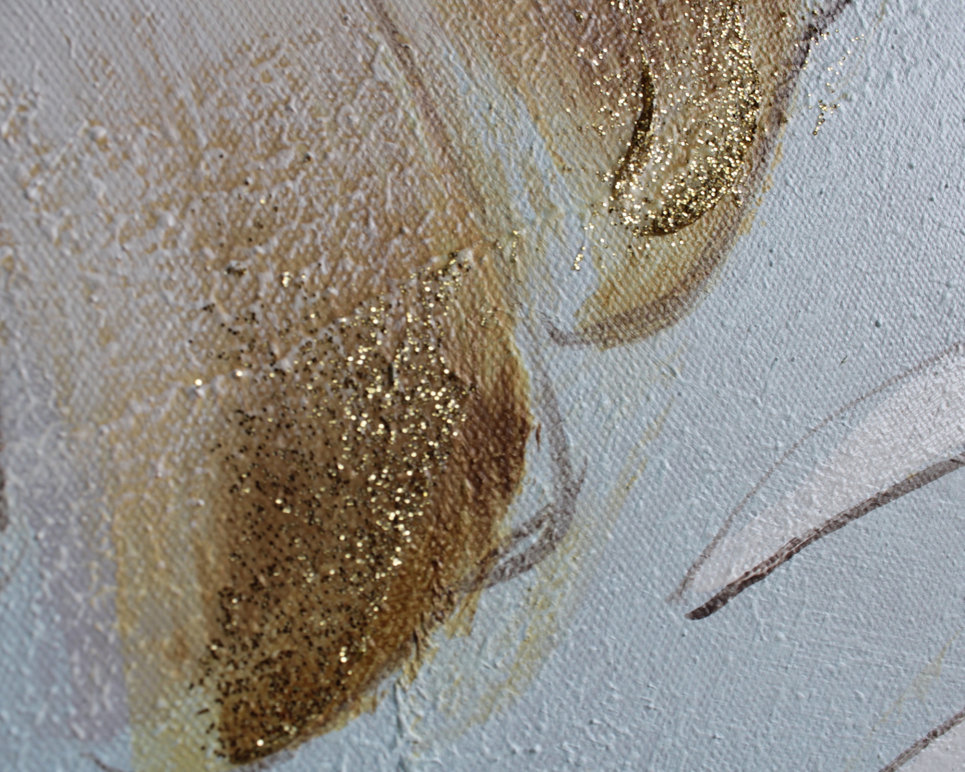 Tela pintada com textura e brilhos dourados em tons castanho e bege