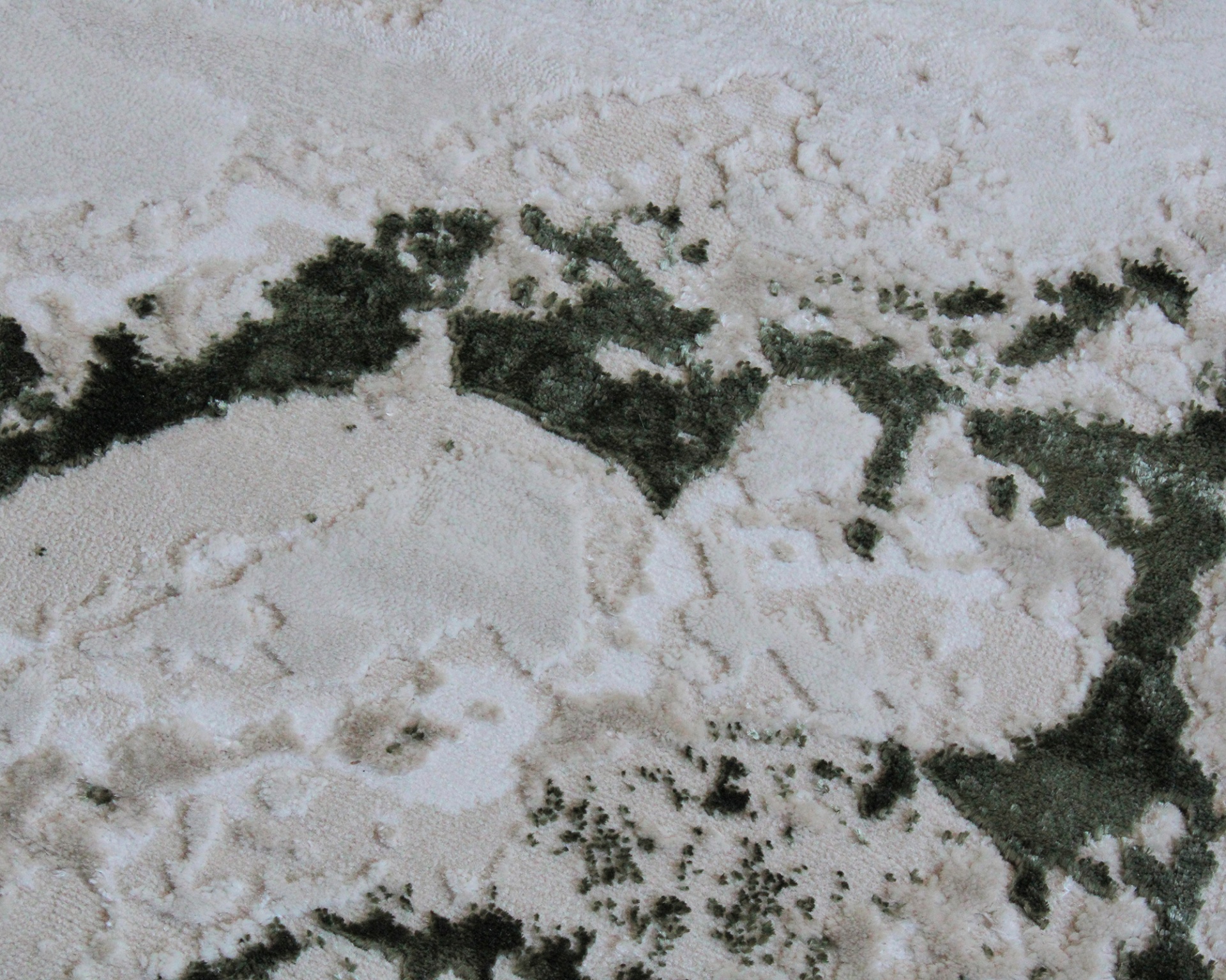 Superfície de mármore branco com veios verdes escuros