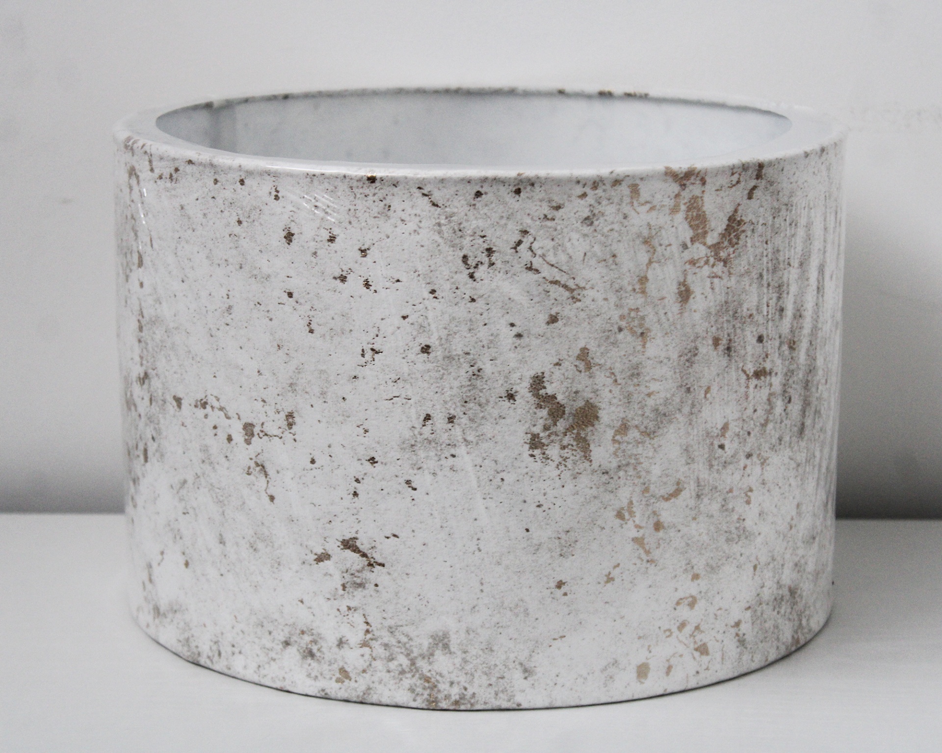 Vaso cilíndrico branco com textura manchada castanha