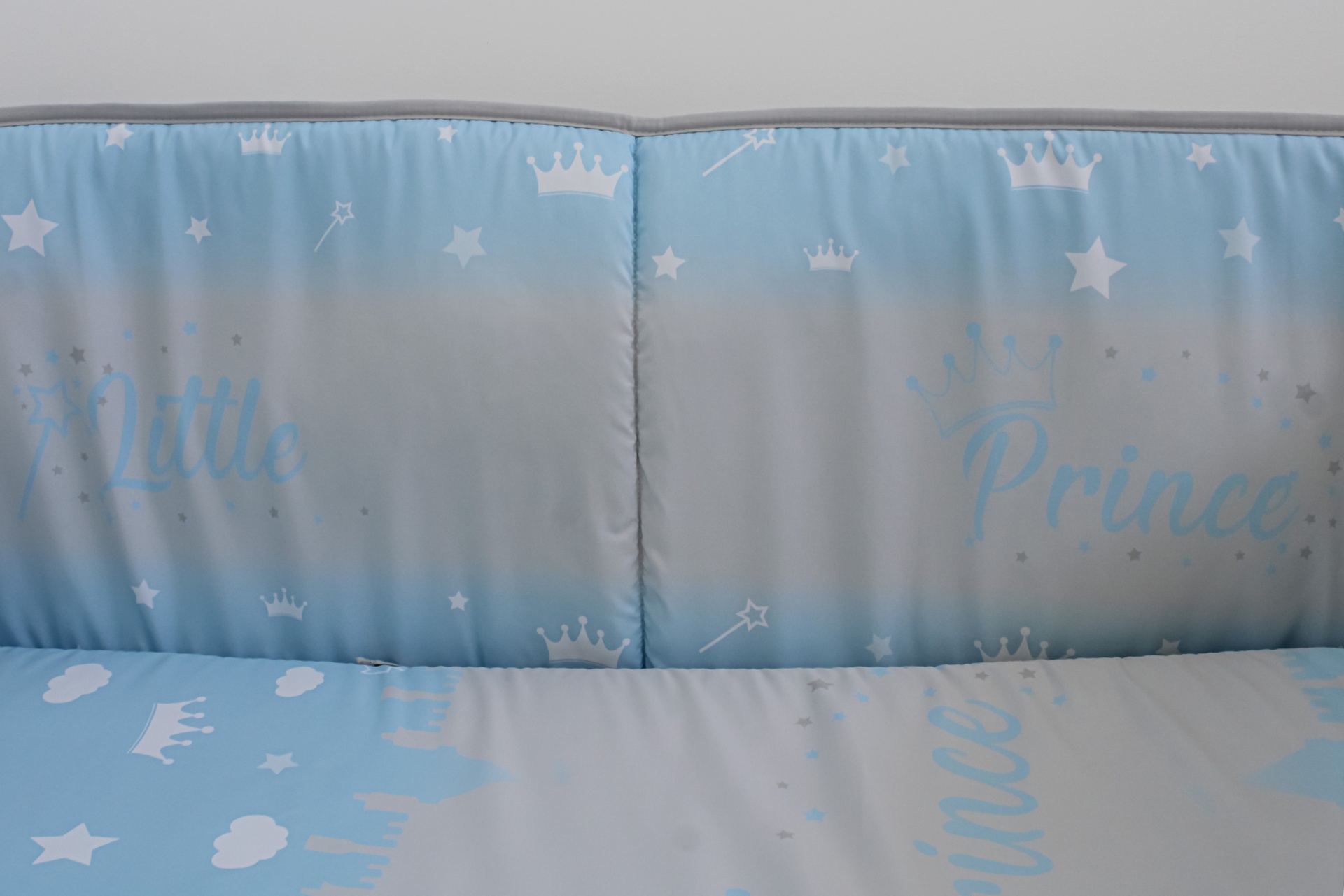 Colchão de bebé azul e cinzento com texto e estrelas