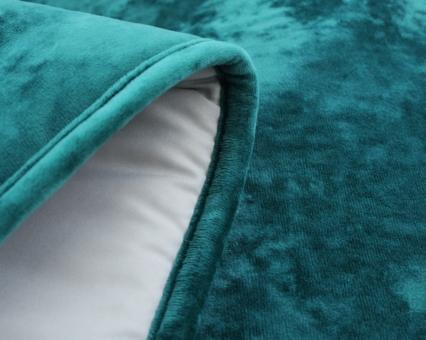 Cobertor verde-azulado aveludado com verso branco liso