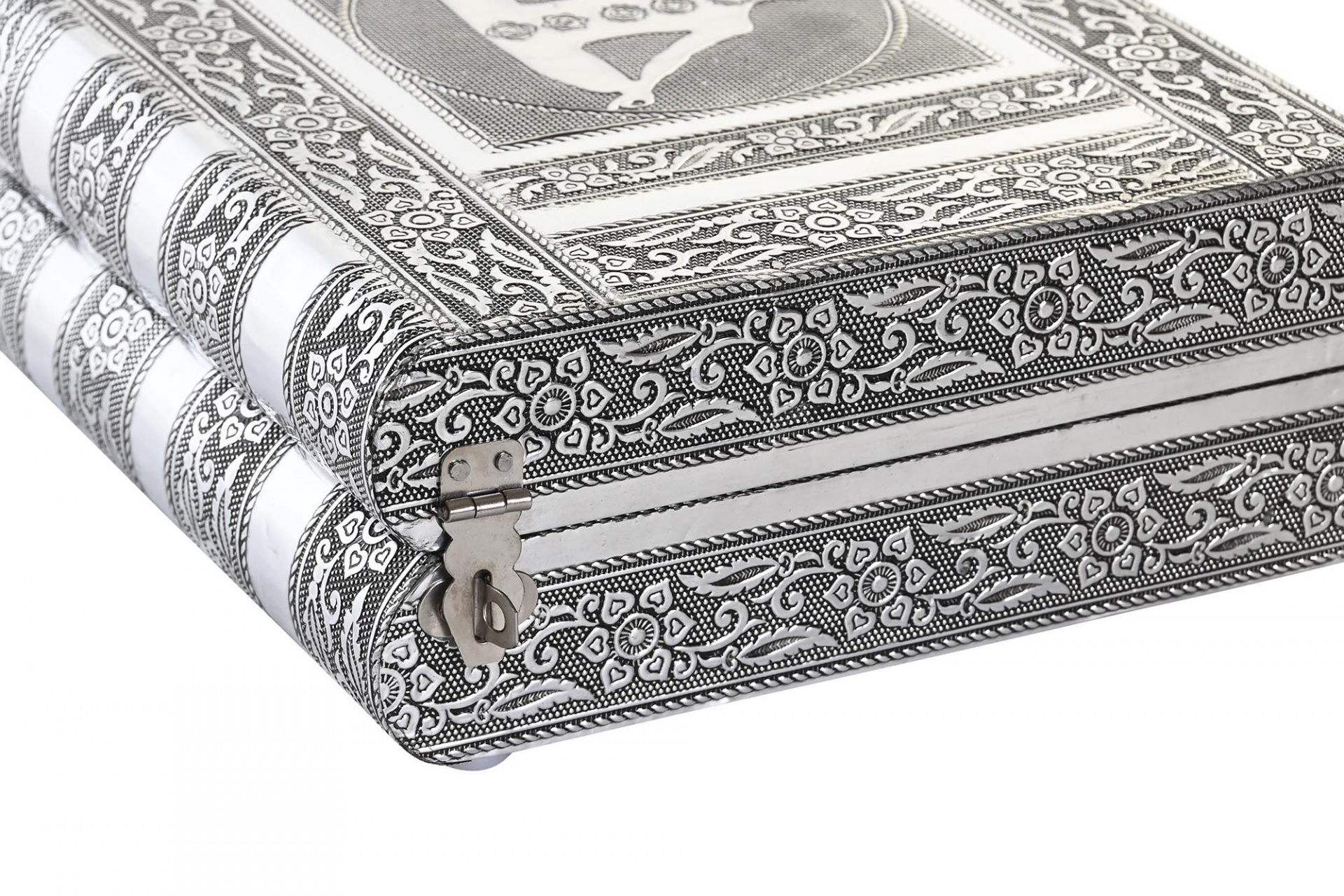 Estojo branco decorado com padrão floral preto e fecho metálico prateado