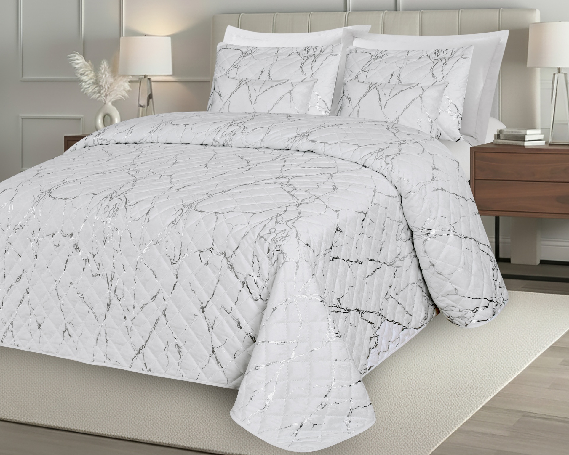 Conjunto de roupa de cama branco com padrão de veios de mármore cinza sobre cama estofada bege