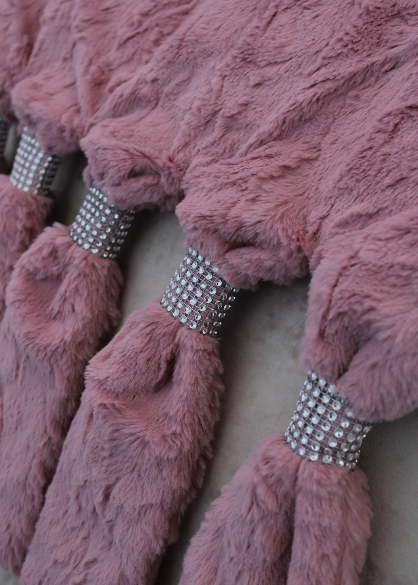 Peças de tecido felpudo cor-de-rosa com faixas decorativas de cristais
