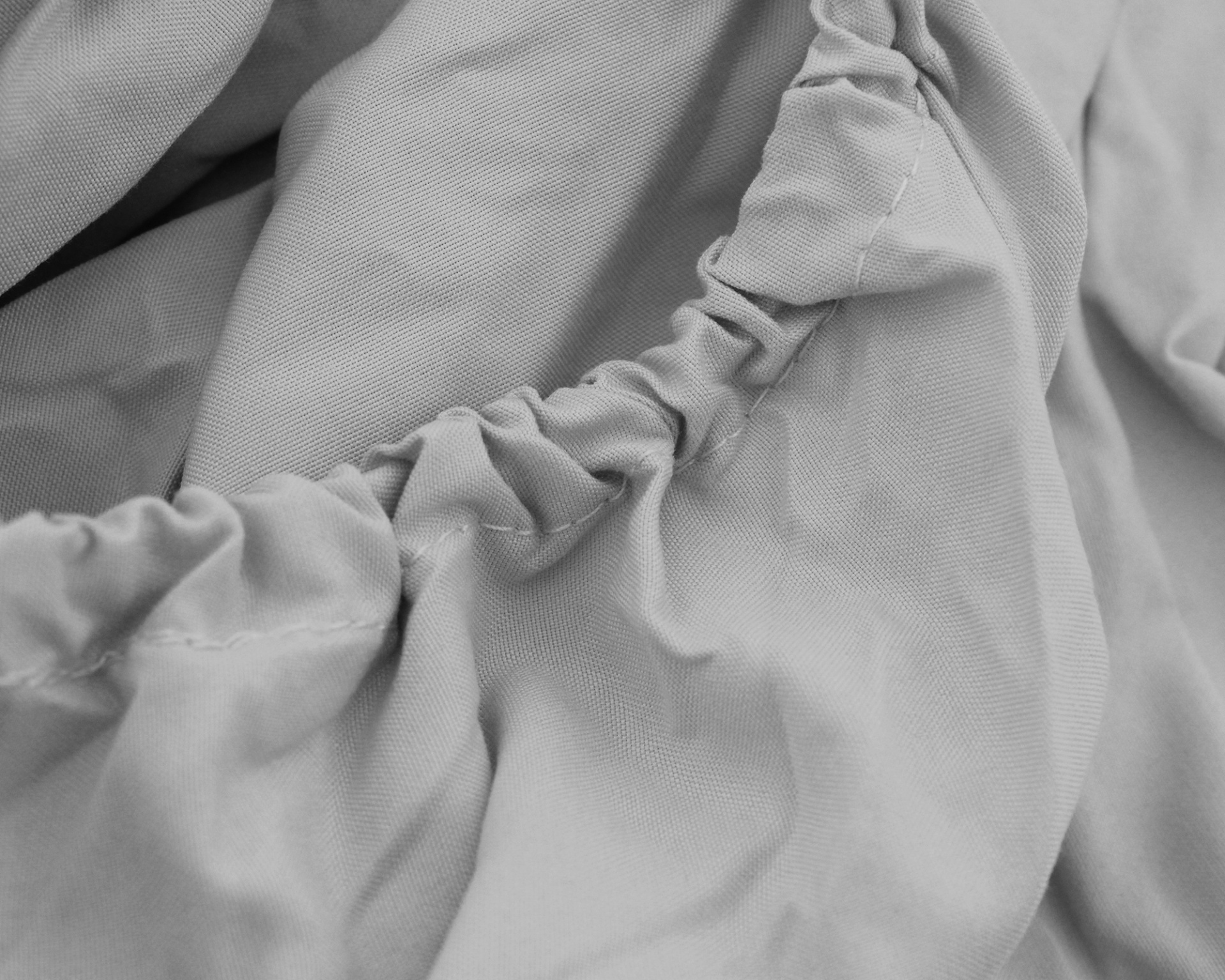 Tecido cinzento com costura e elástico franzido