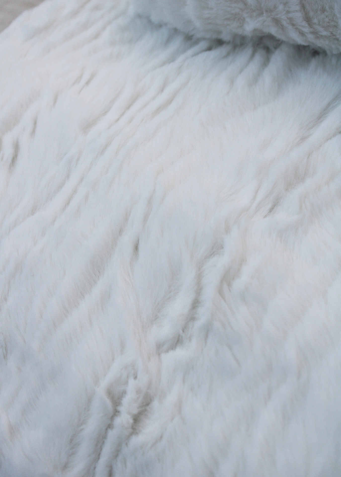Tapete branco de pêlo macio e felpudo