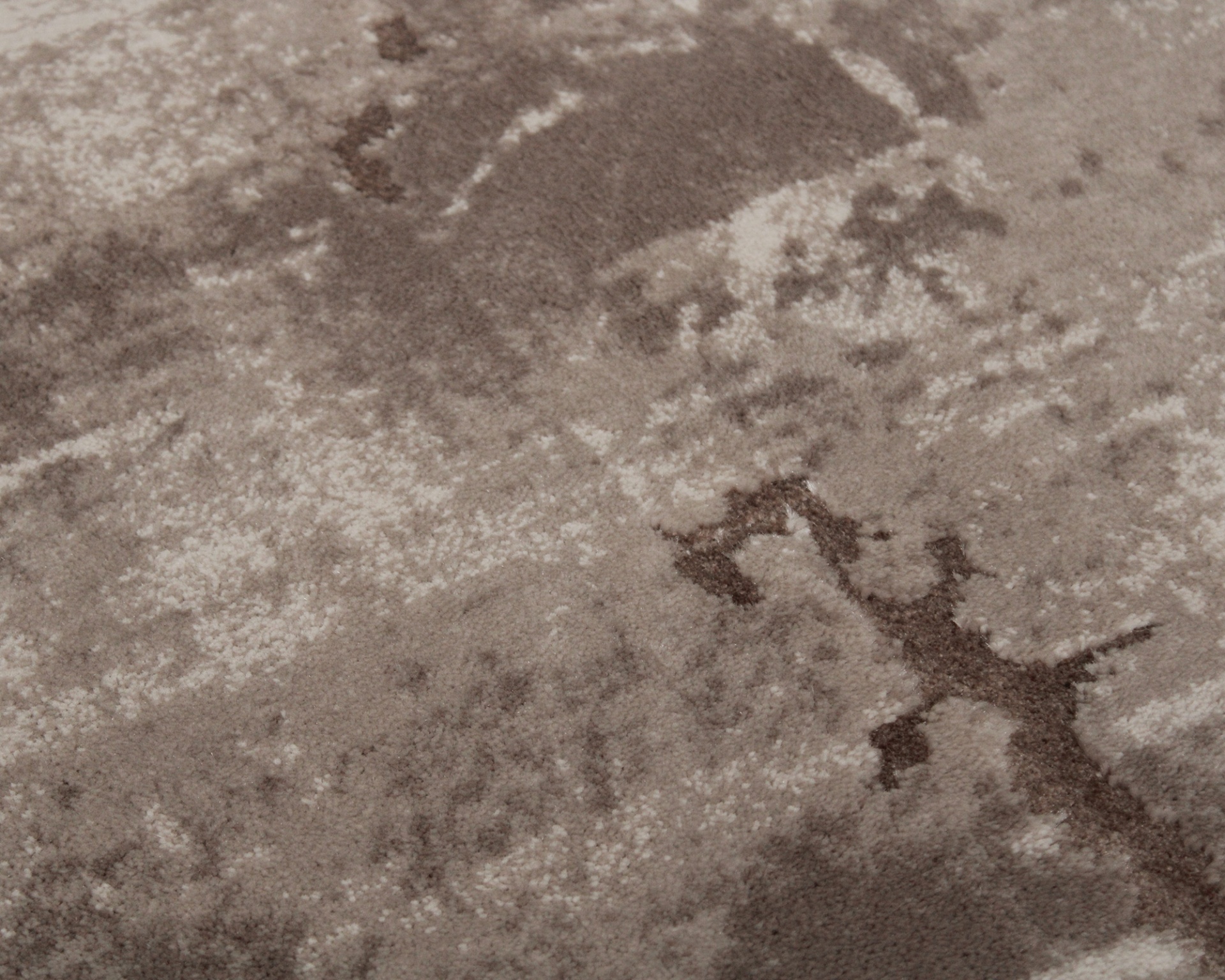 Tapete castanho e bege com padrão abstrato