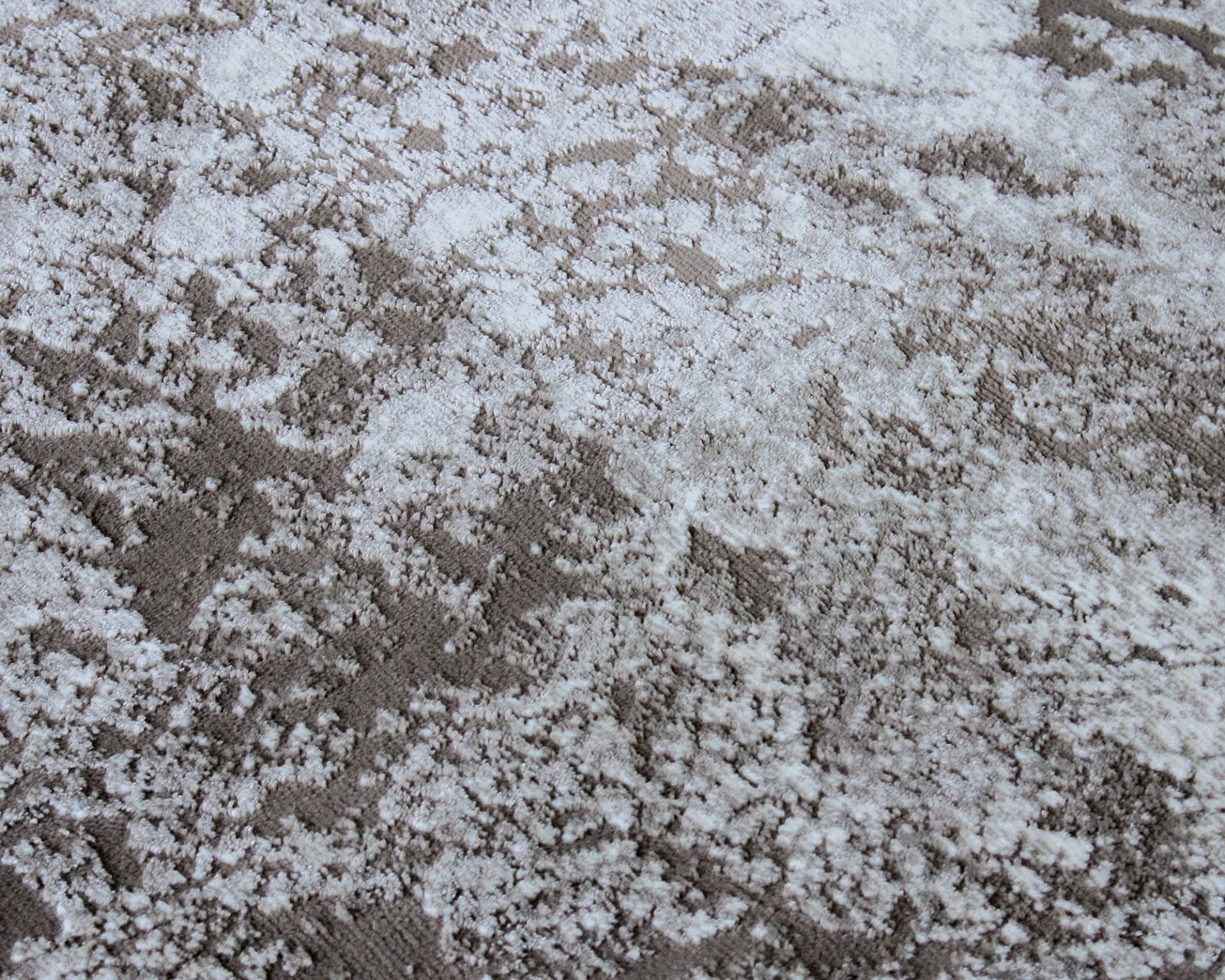 Tapete cinza e branco com padrão abstrato em relevo