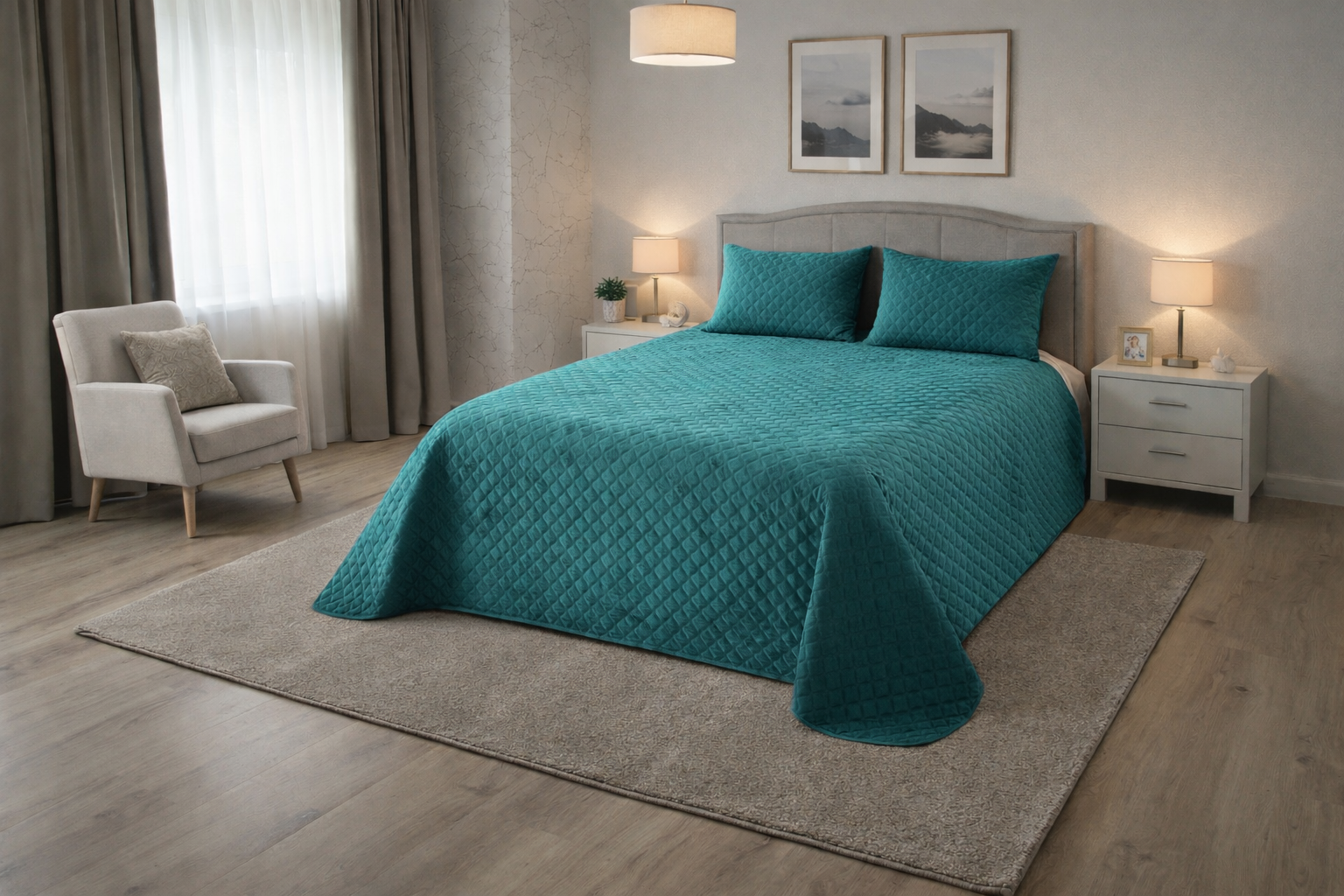 cama de casal com colcha azul turquesa num quarto decorado com duas mesas de cabeceira e candeeiros