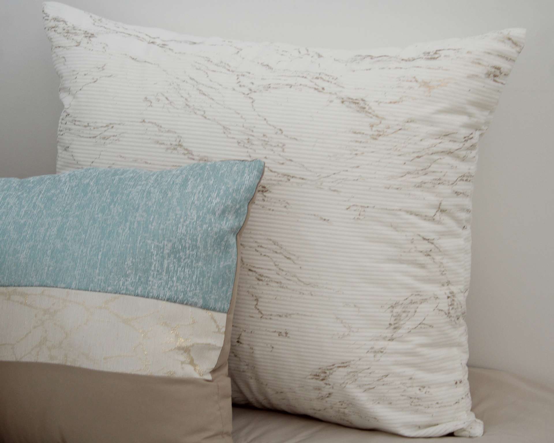 Duas almofadas em tecido com padrões e texturas diferentes