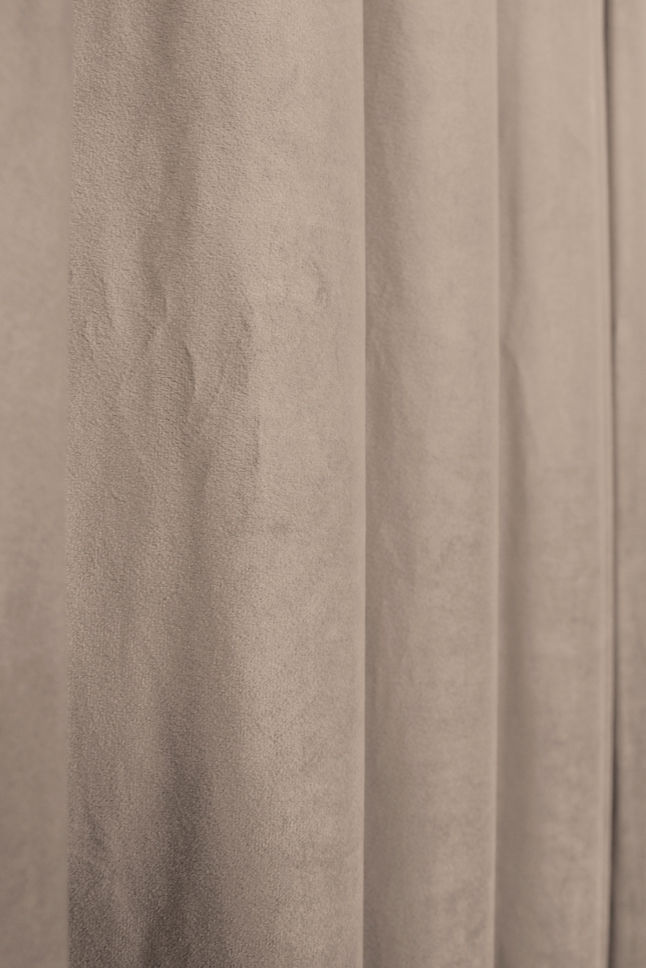 Cortina bege com textura aveludada e pregas verticais