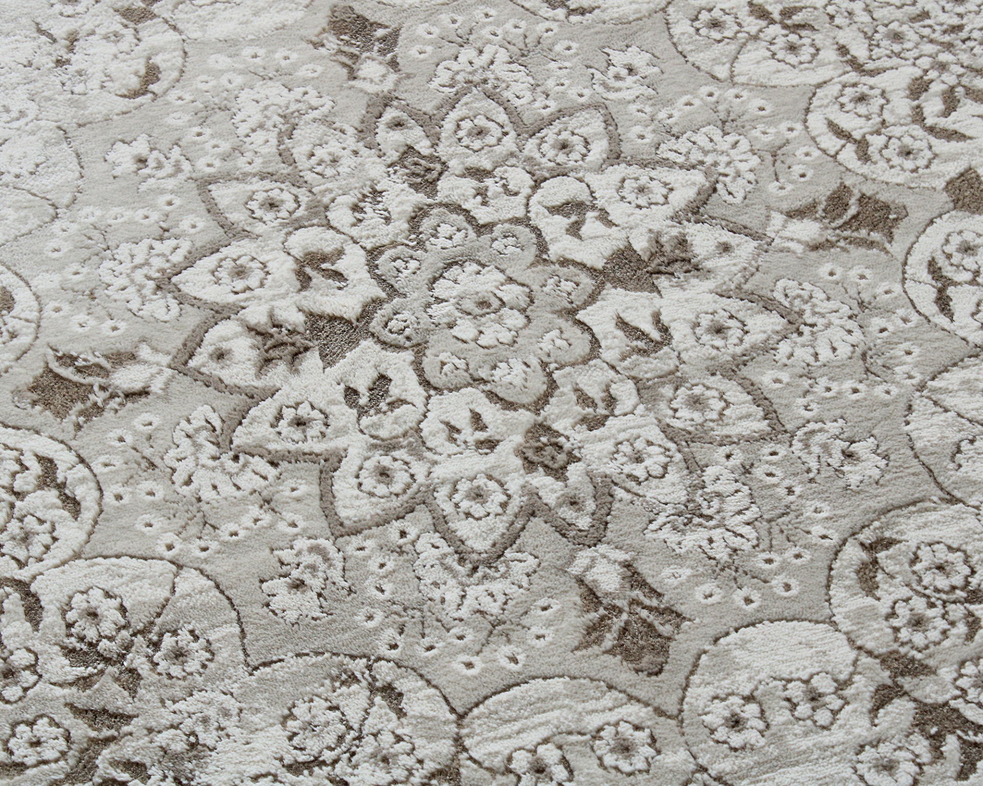 Tapete estampado em tons bege, creme e castanho claro com padrão floral e geométrico.