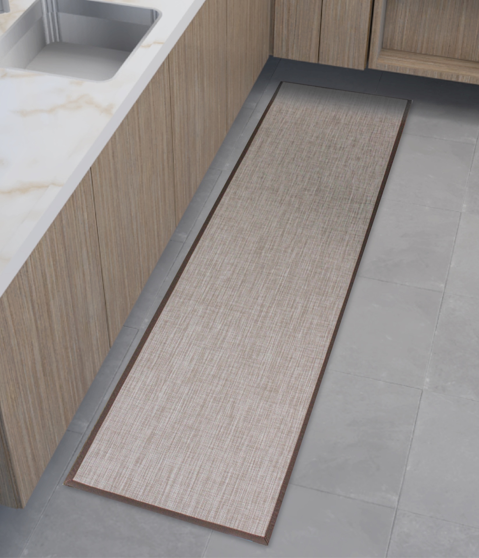 Tapete comprido bege claro com acabamento castanho no chão de cozinha com balcão de madeira clara e pia de inox.