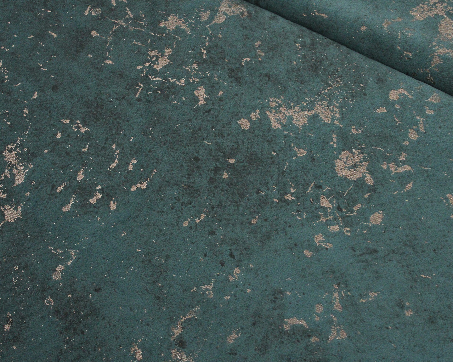 Tecido verde água com padrão metálico prateado irregular e textura aveludada