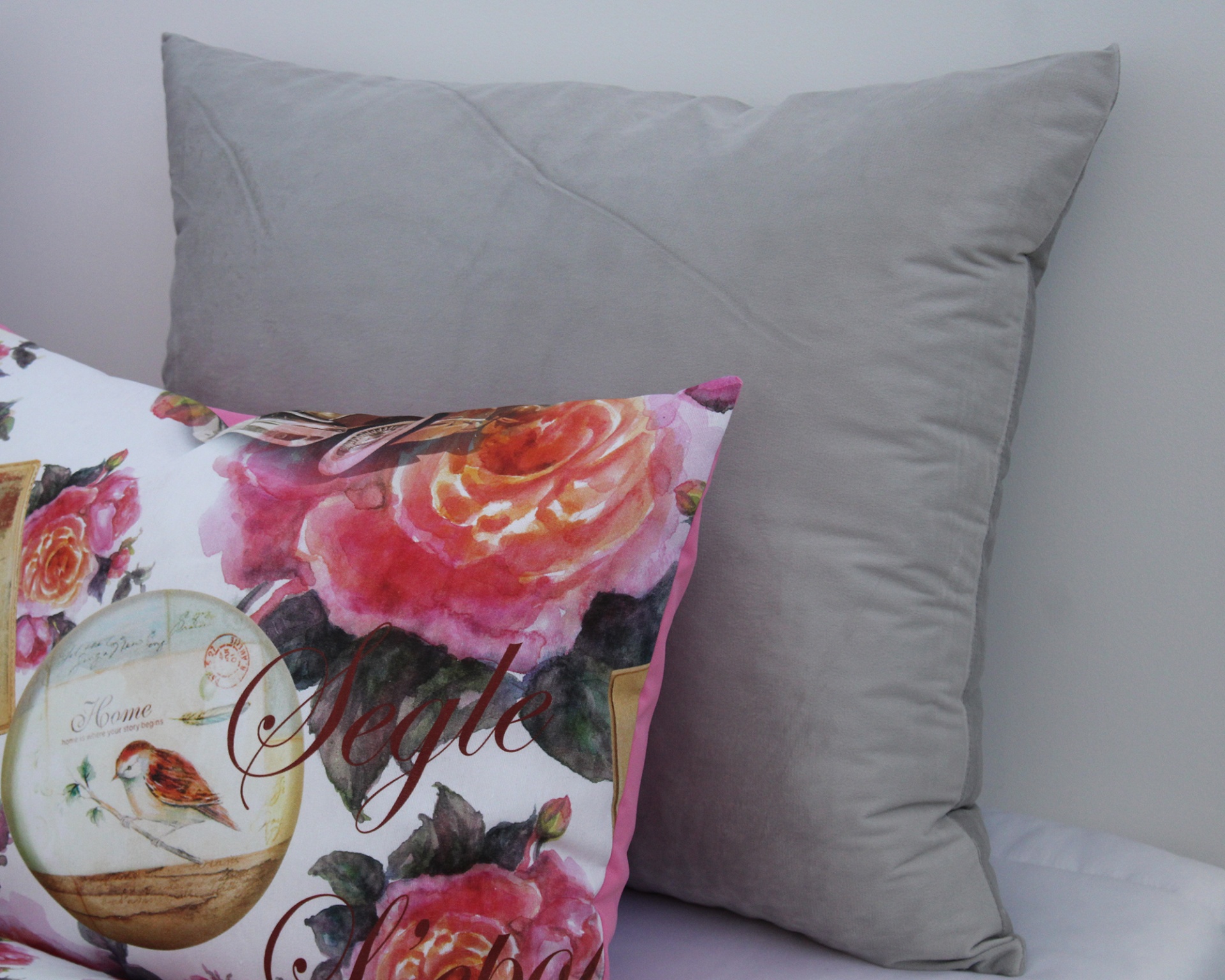 Almofada cinzenta lisa com almofada decorativa floral e texto