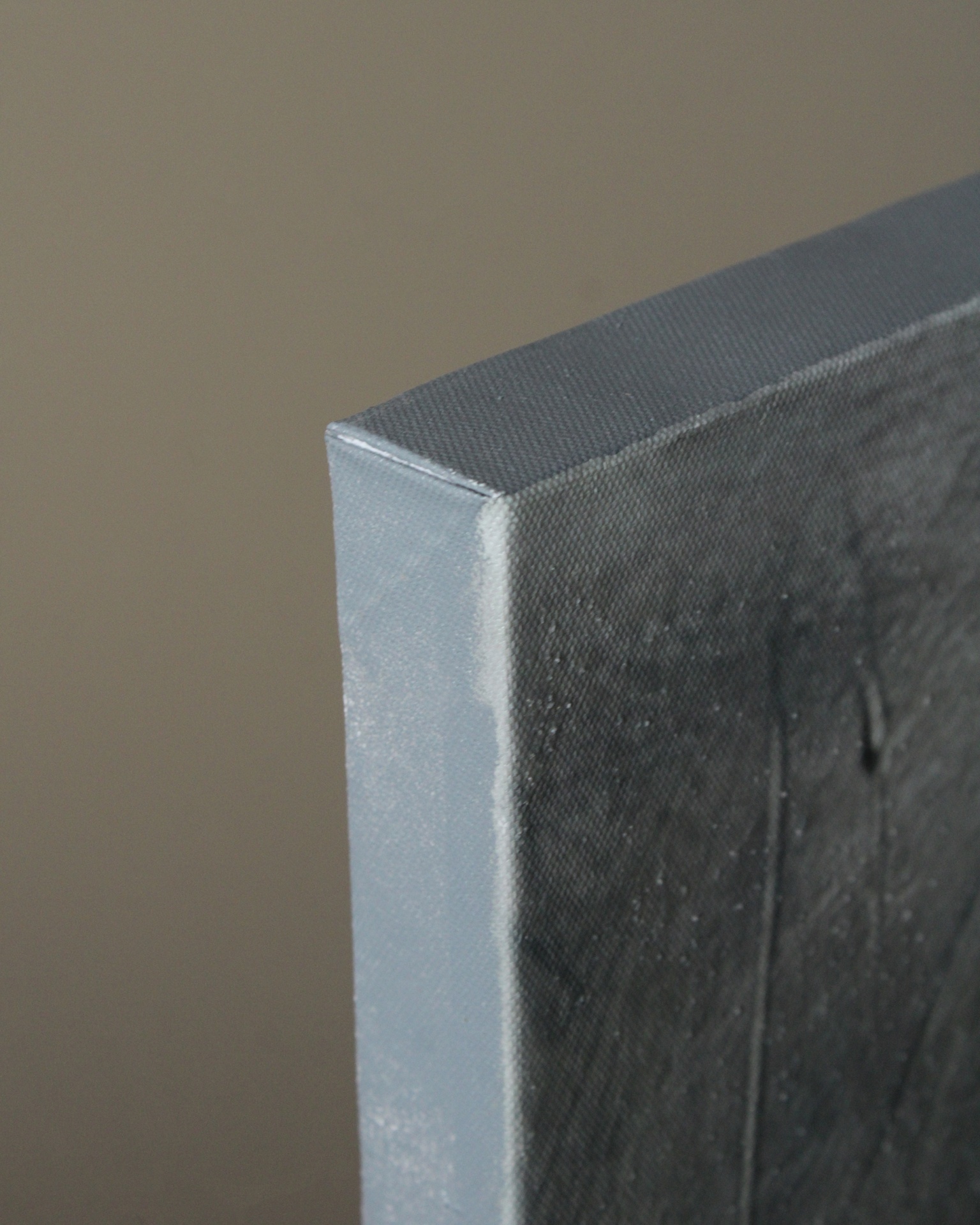 Quadro de tela cinza e preto com textura visível