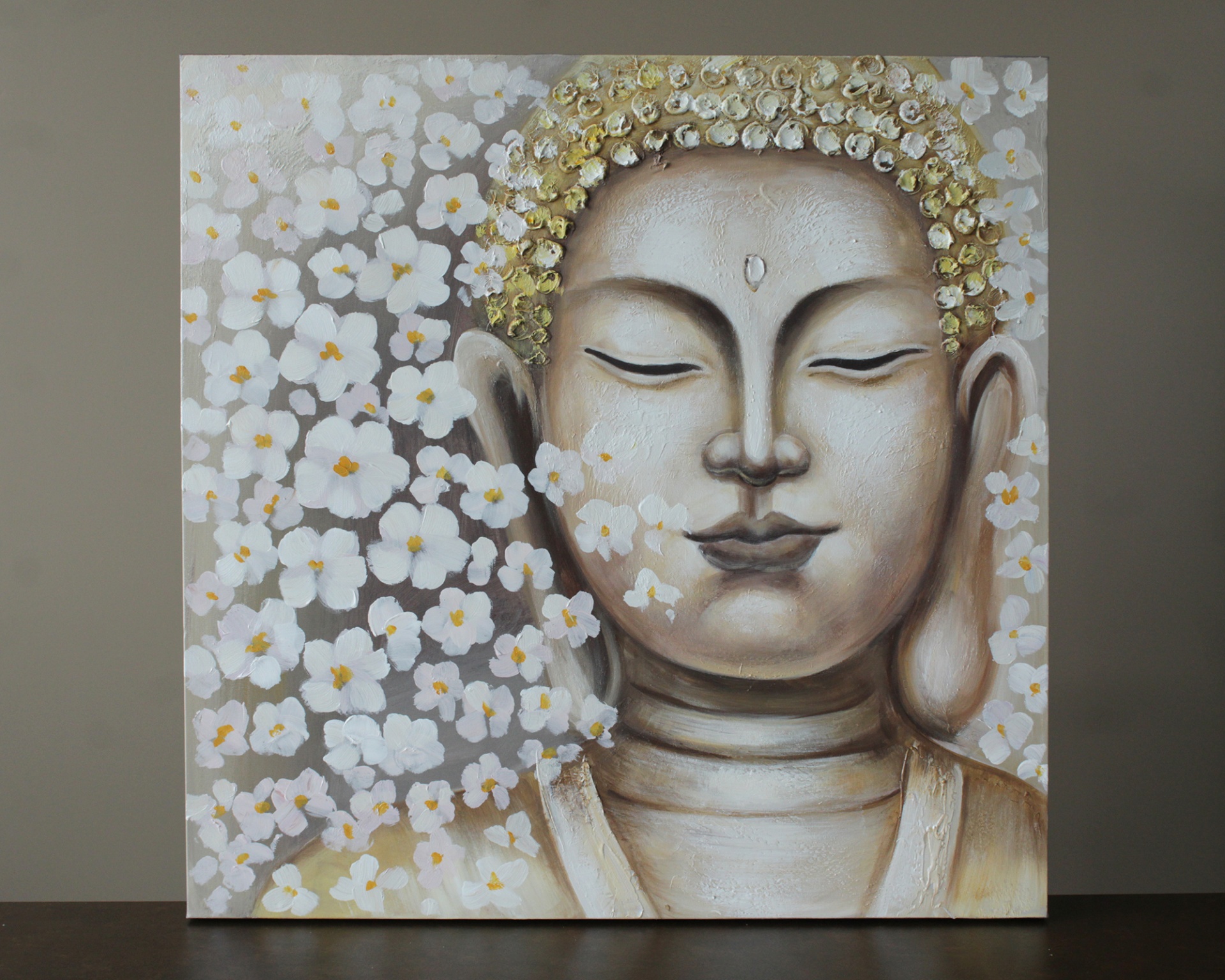 Pintura de Buda com cabelo dourado e flores brancas ao redor