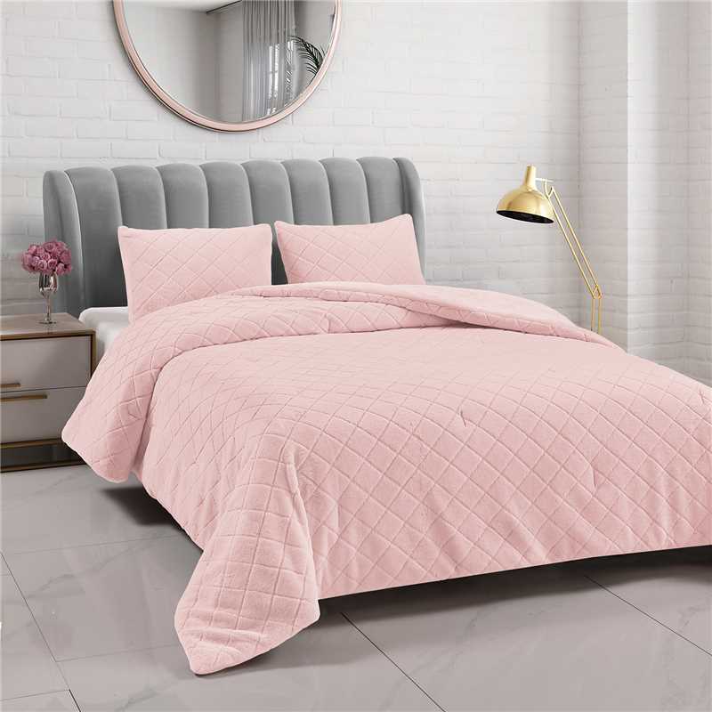 Conjunto de cama rosa acolchoado com cabeceira cinzenta em quarto moderno.