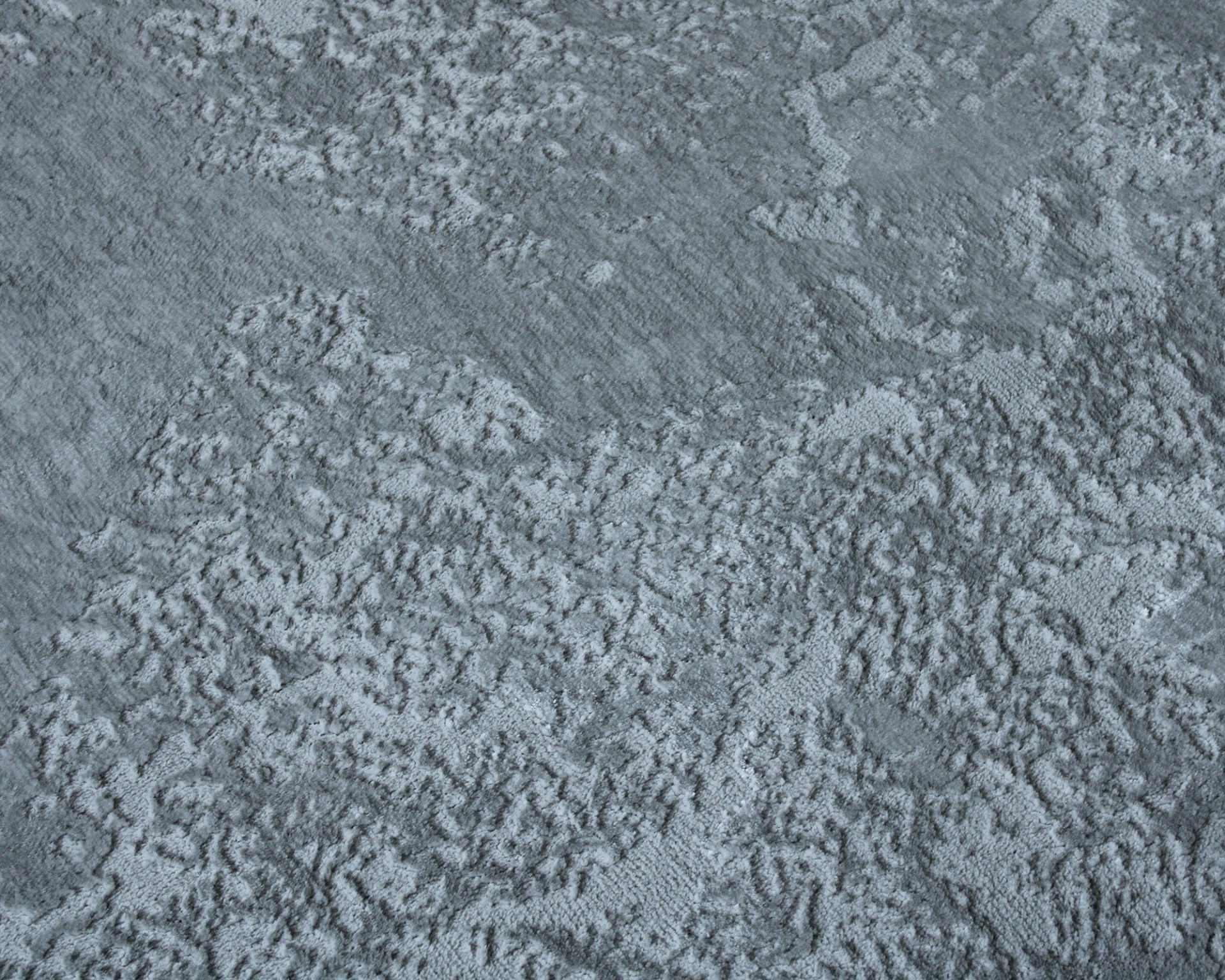 Têxtil cinzento com padrão abstrato e textura felpuda