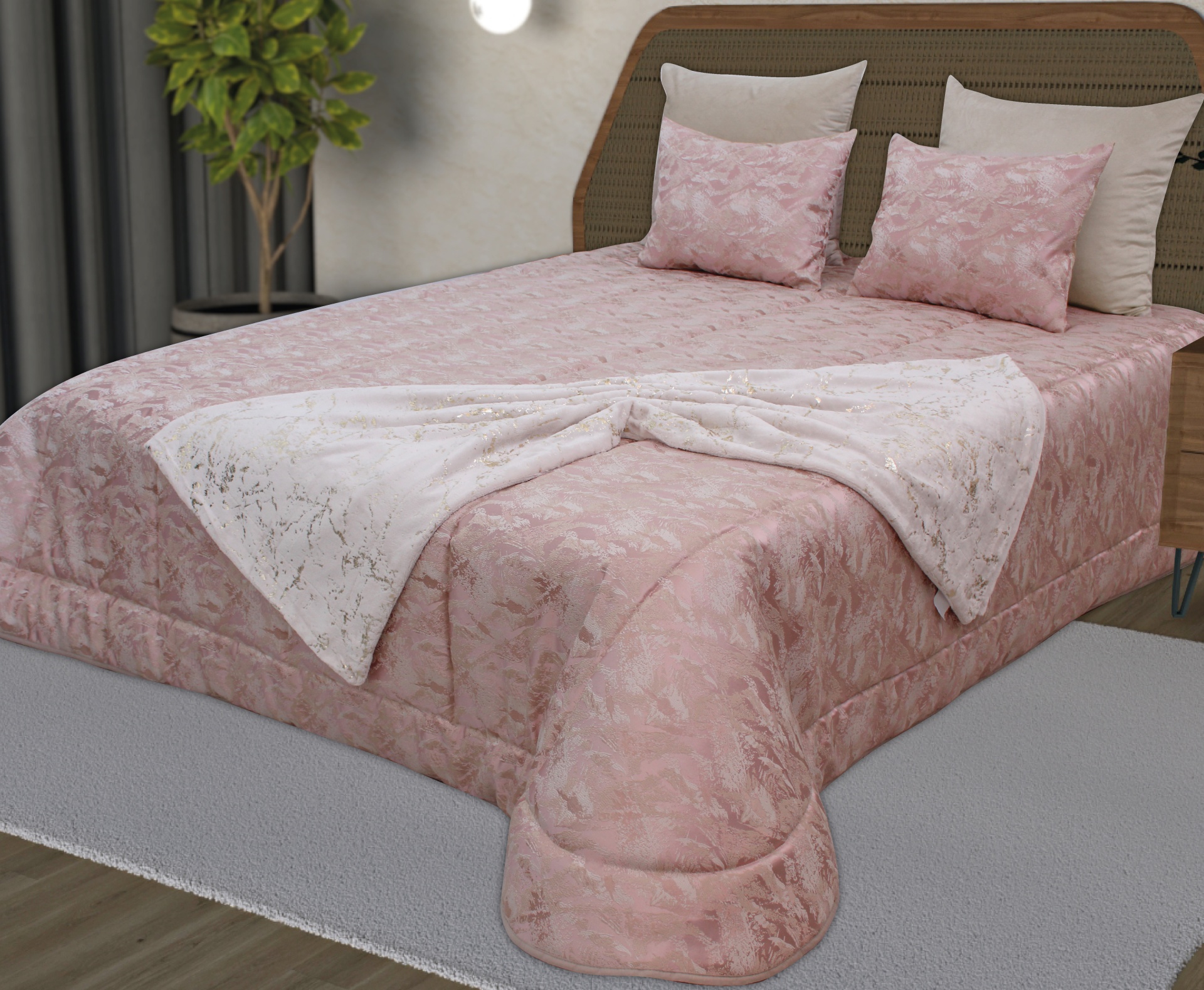 Cama com edredão rosa e almofadas, manta branca com padrão dourado, tapete cinza e planta interior