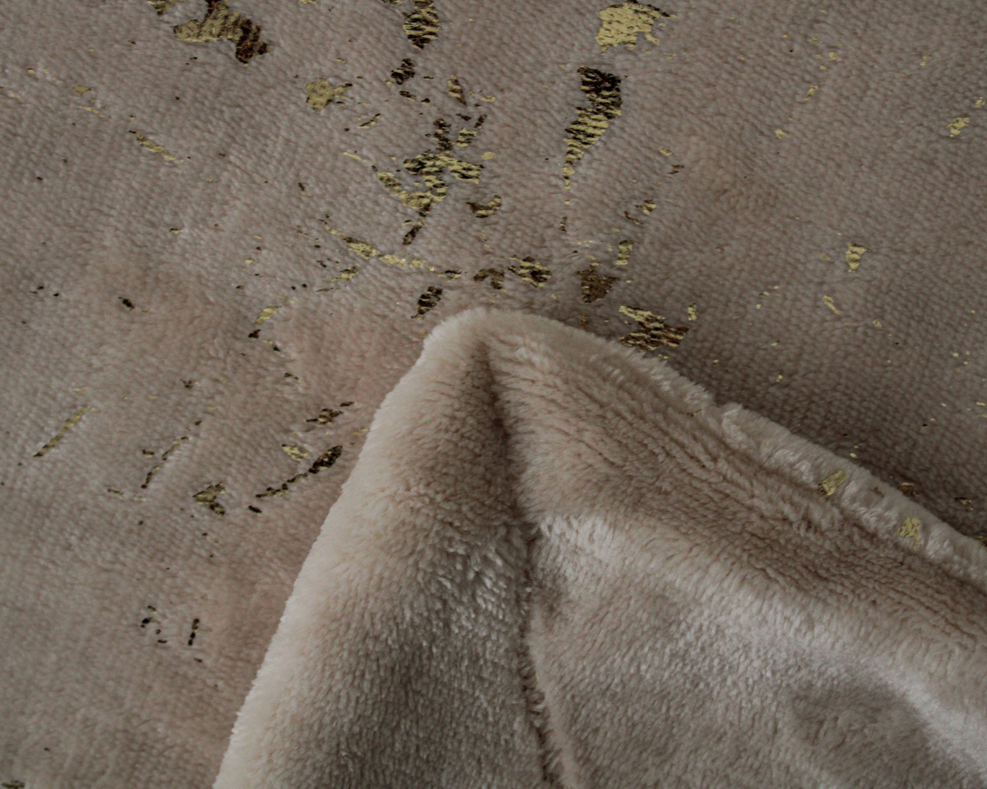 tecido cinza claro aveludado com detalhes dourados e tecido peludo cinza claro