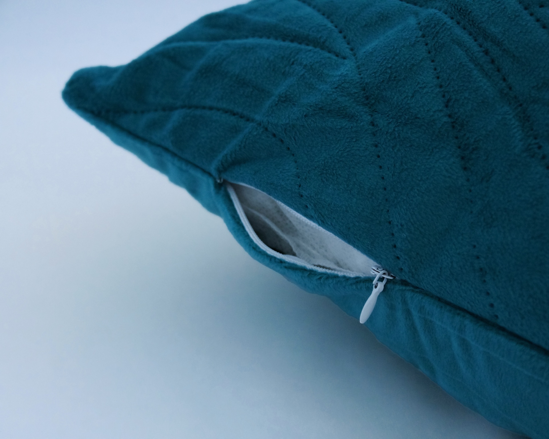 Almofada azul turquesa com fecho de correr branco