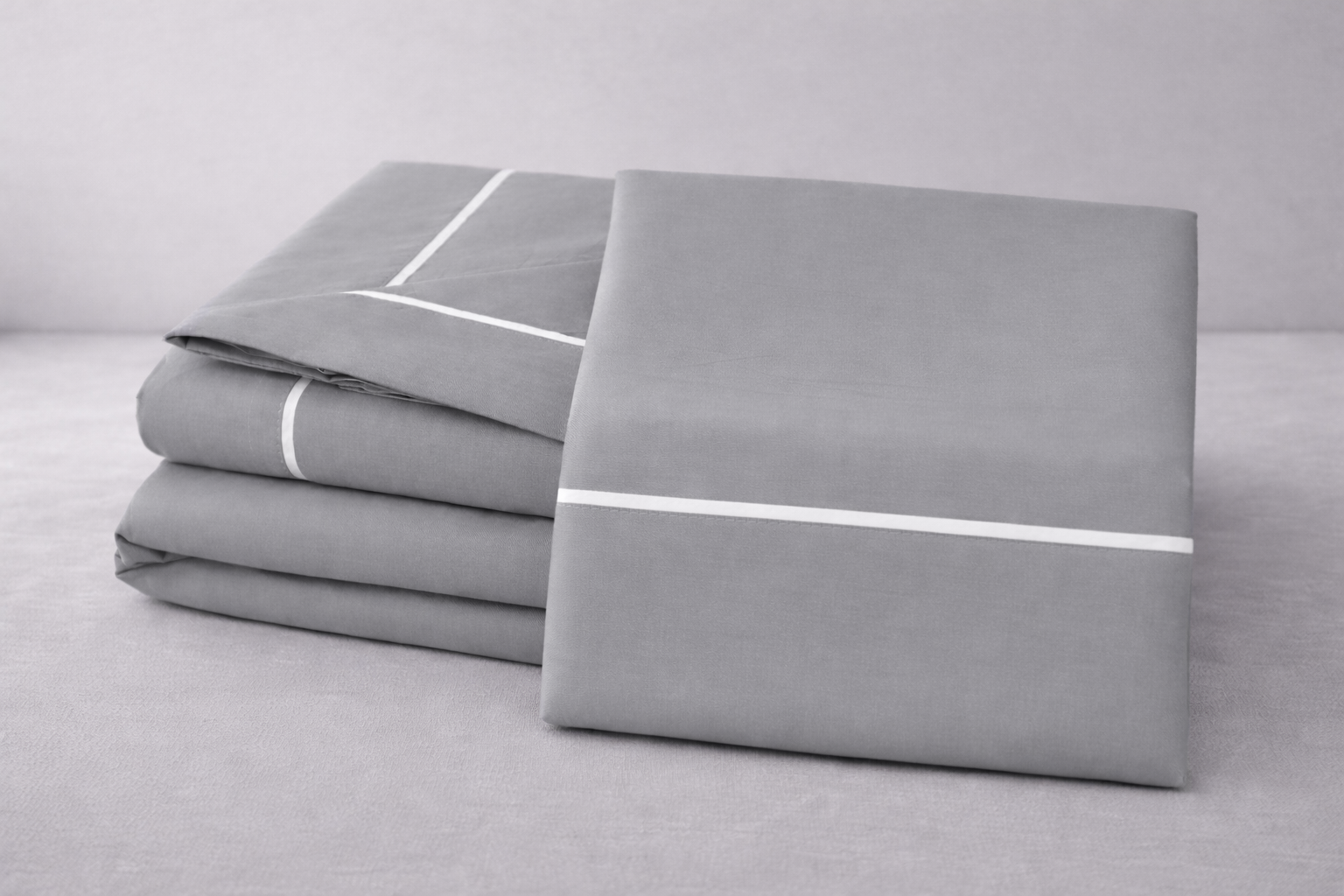 Conjunto de roupa de cama cinzenta com linhas brancas